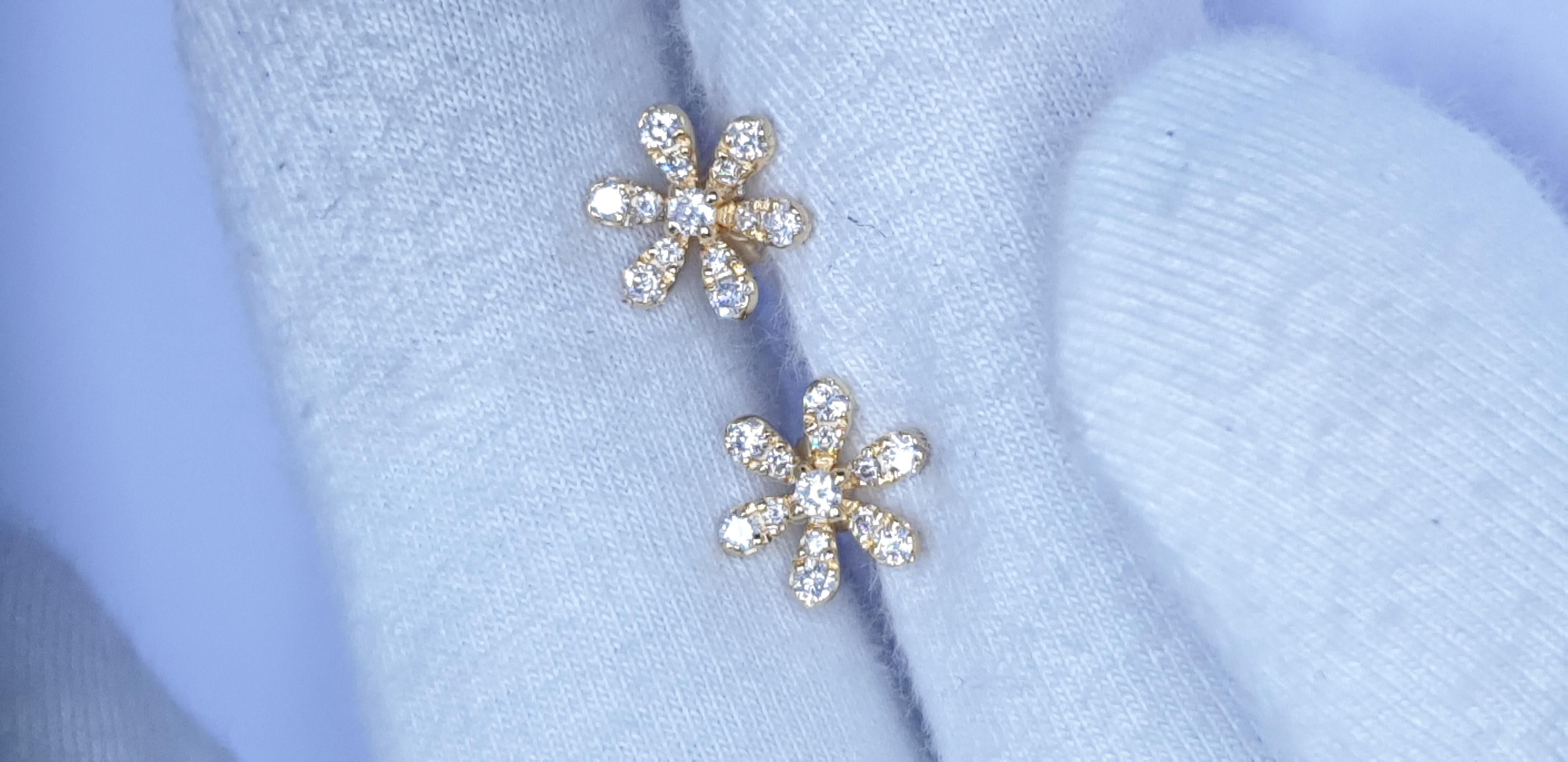 Orecchino con diamante in oro massiccio 14k con fiore a margherita scintillante in vendita 23