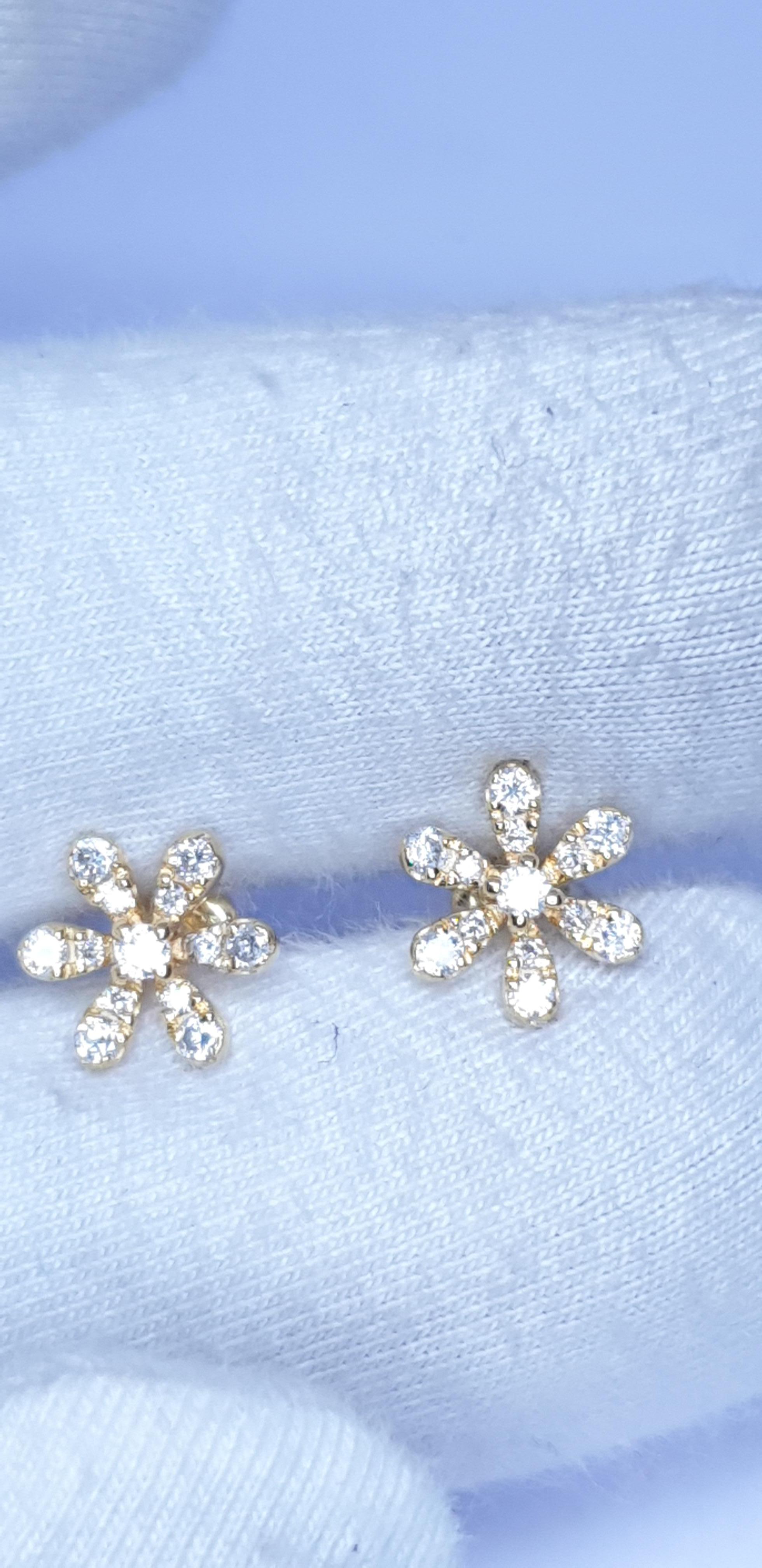 Taglio rotondo Orecchino con diamante in oro massiccio 14k con fiore a margherita scintillante in vendita