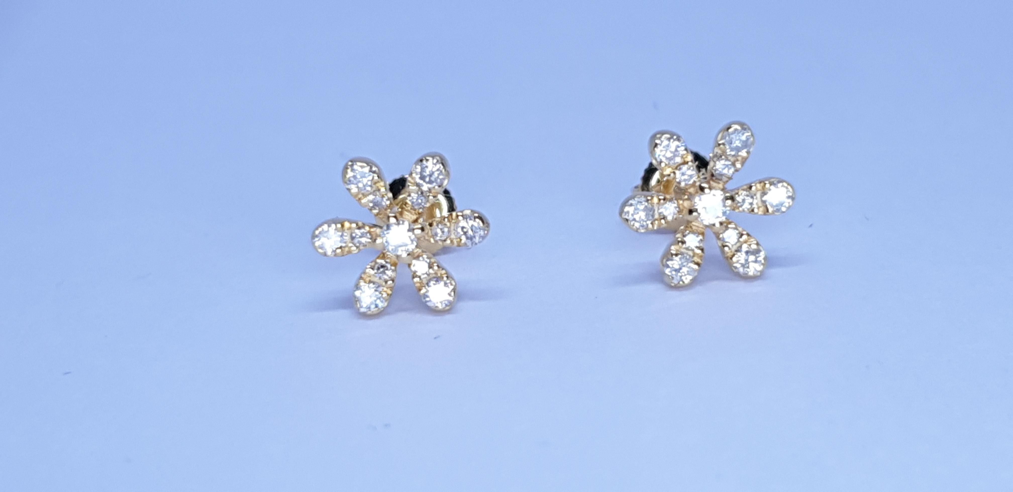 Orecchino con diamante in oro massiccio 14k con fiore a margherita scintillante in vendita 25