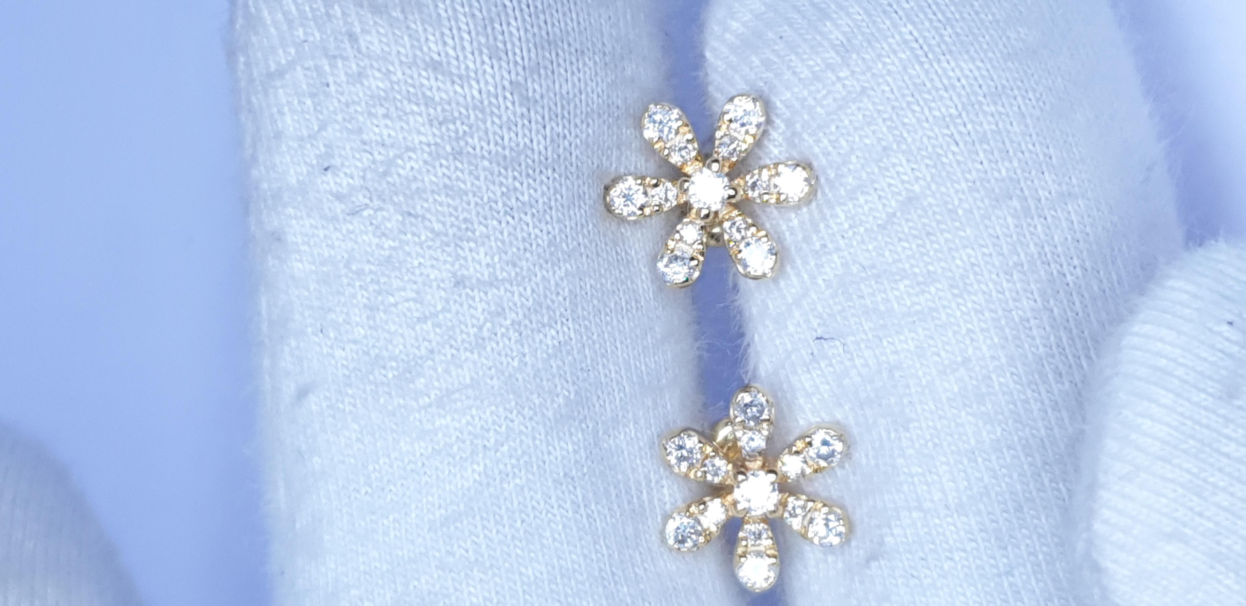 Orecchino con diamante in oro massiccio 14k con fiore a margherita scintillante in vendita 29