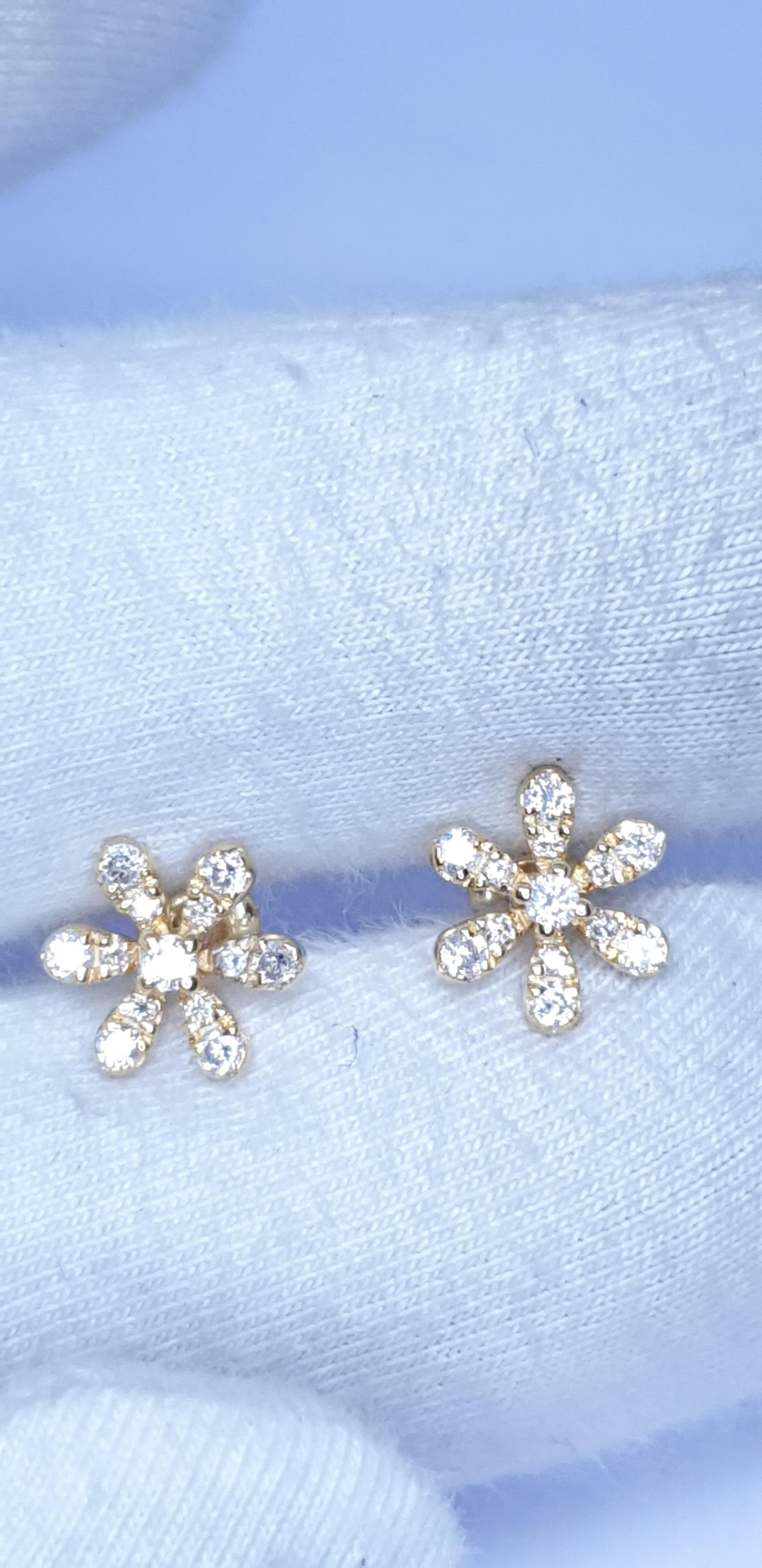 Orecchino con diamante in oro massiccio 14k con fiore a margherita scintillante In condizioni Nuovo in vendita a Chicago, IL