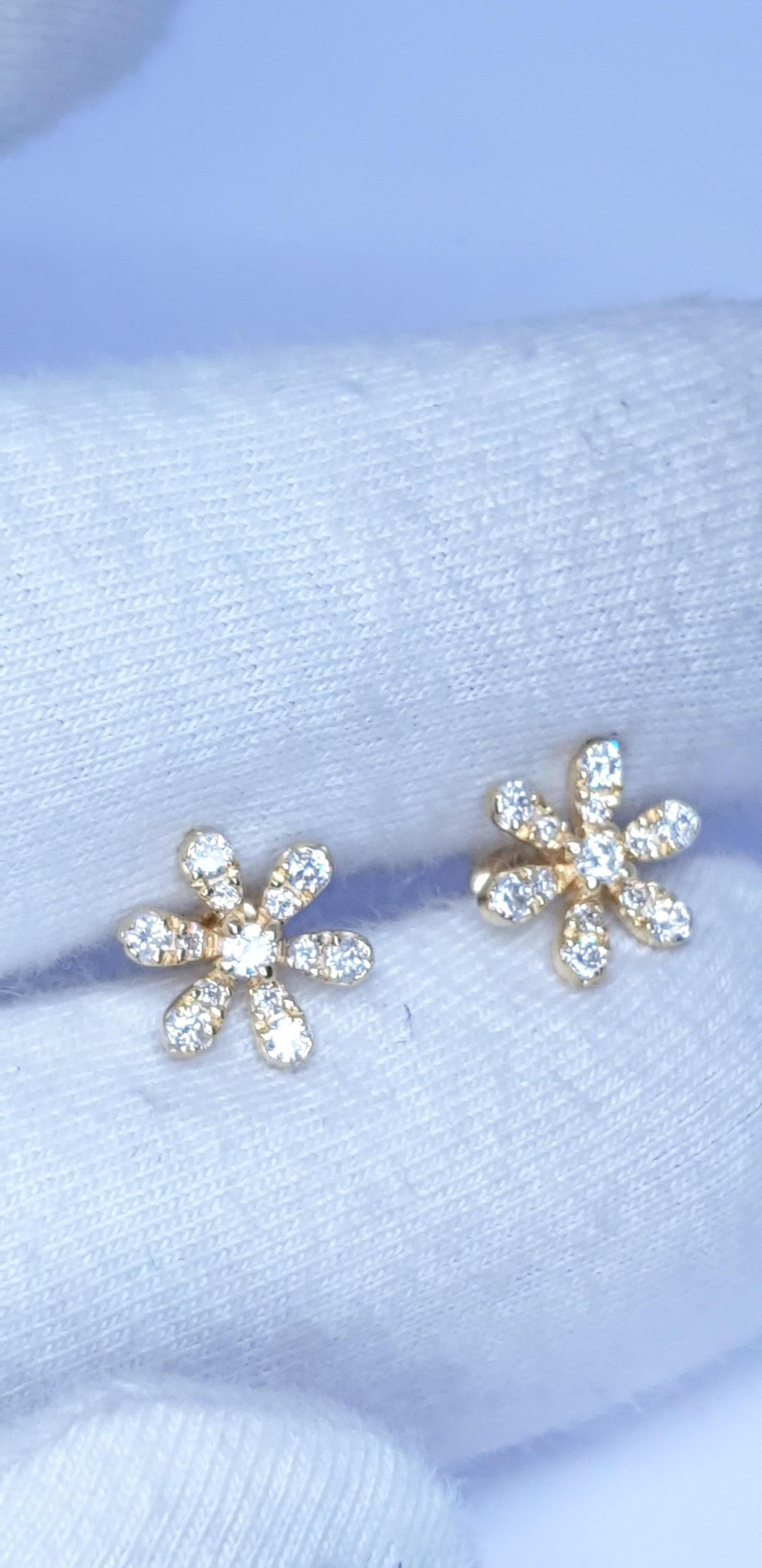 Donna Orecchino con diamante in oro massiccio 14k con fiore a margherita scintillante in vendita
