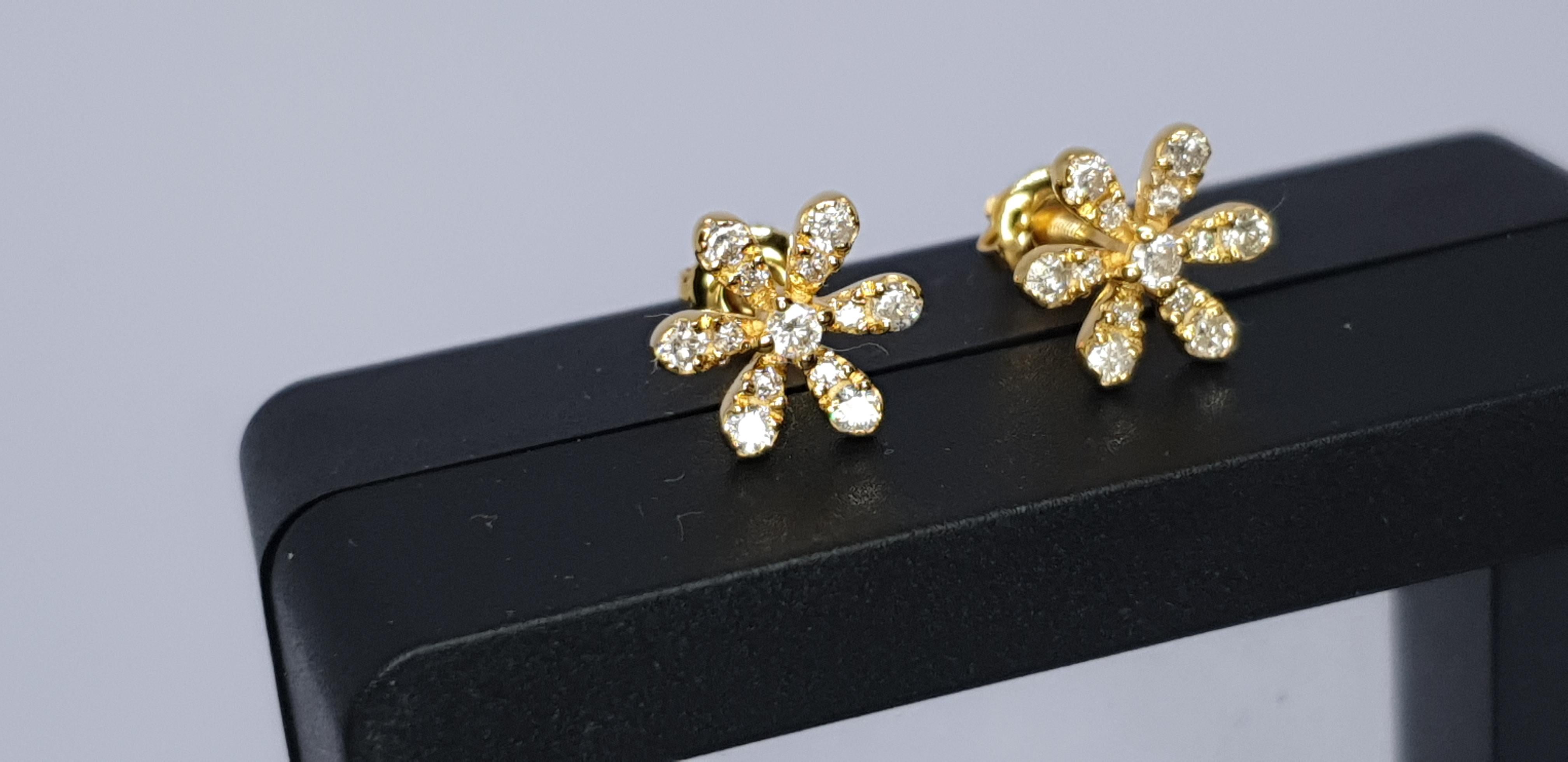 Orecchino con diamante in oro massiccio 14k con fiore a margherita scintillante in vendita 2