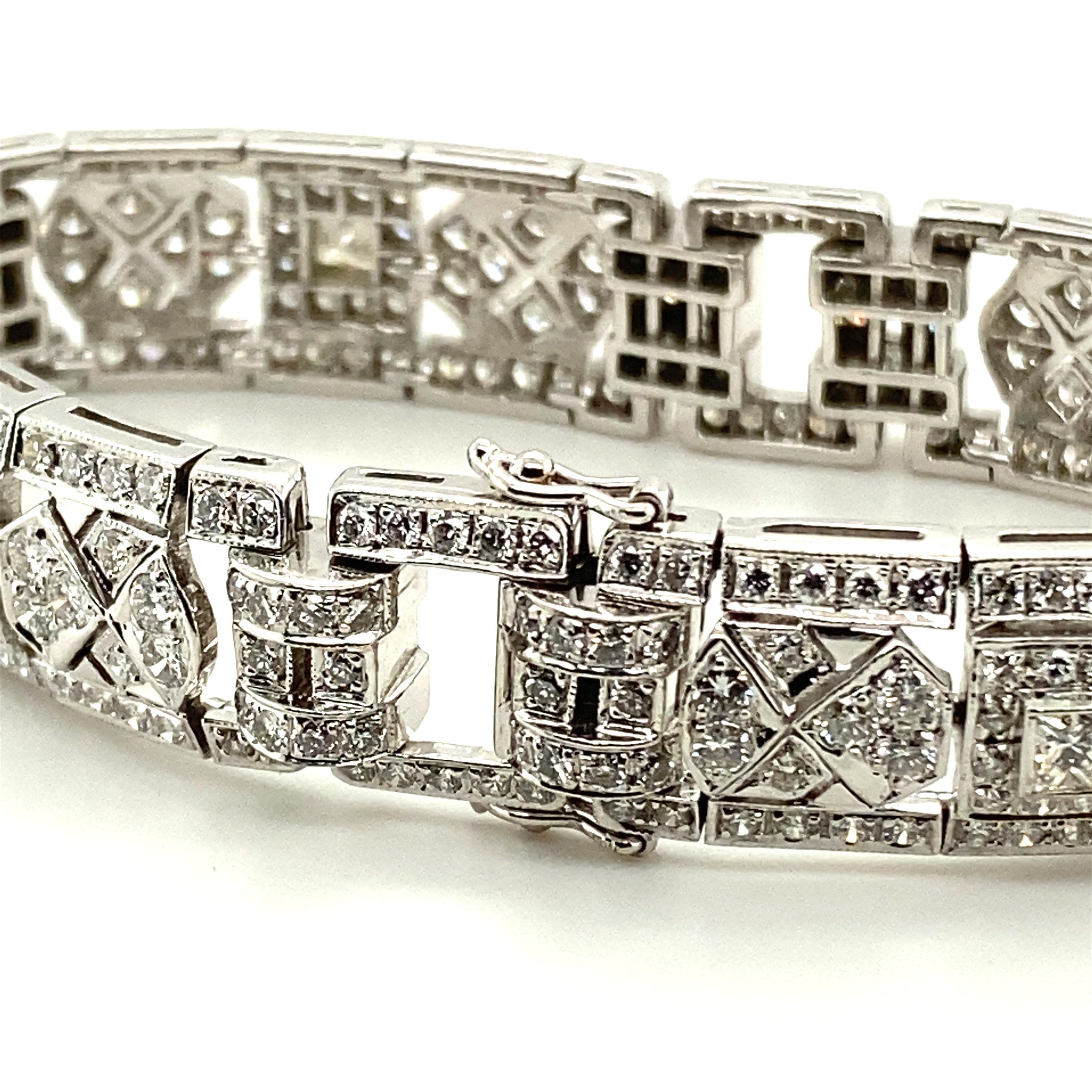 Sparkling Diamond Bracelet in 18K White Gold For Sale 4