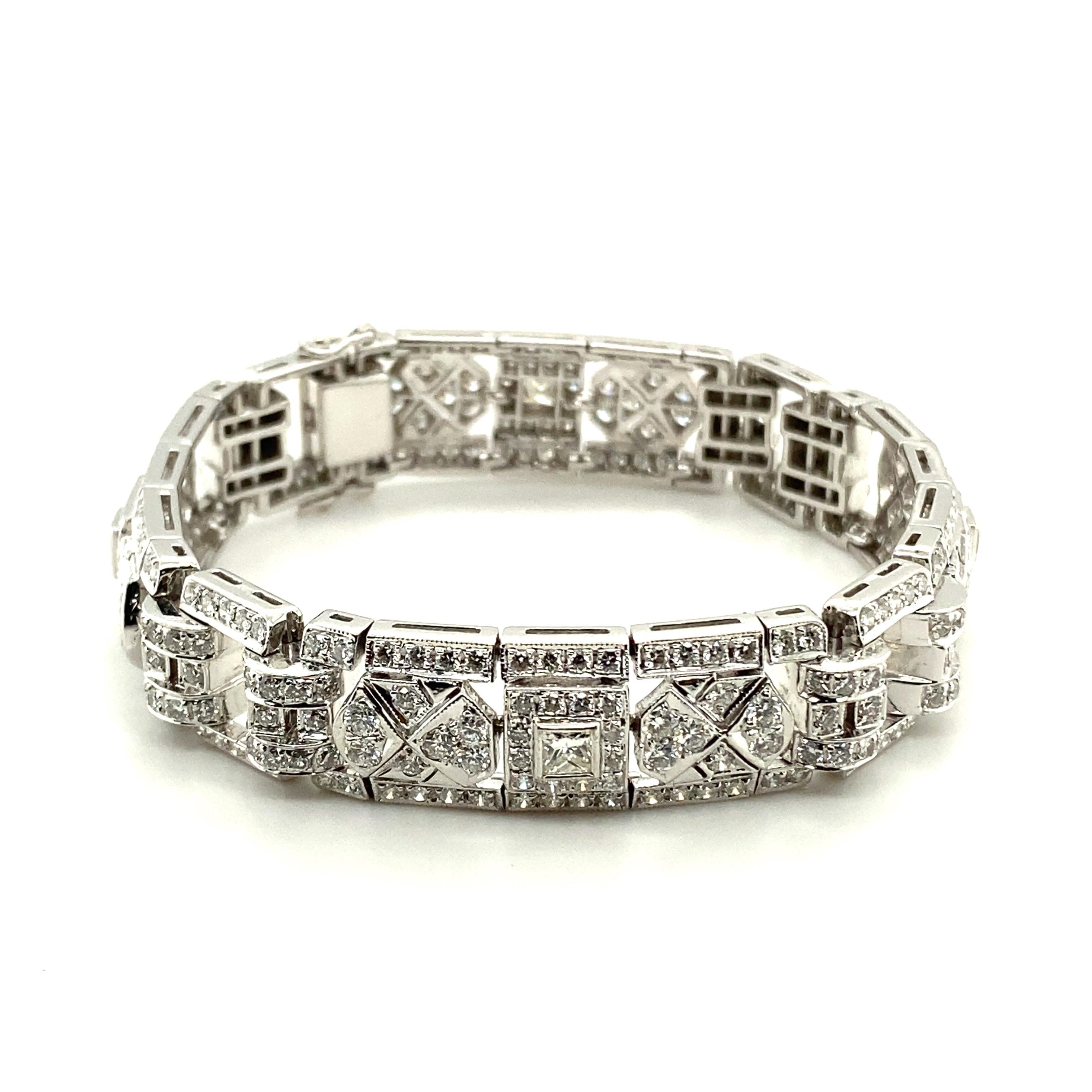 Art Deco style, geometric openwork design and mill grain decoration.
Set with 4 princess-cut diamonds totalling 0.60 ct, framed by 352 circular-cut diamonds totalling 6.10 ct.
The diamonds are of G/H colour and vs clarity. The great à jour work can