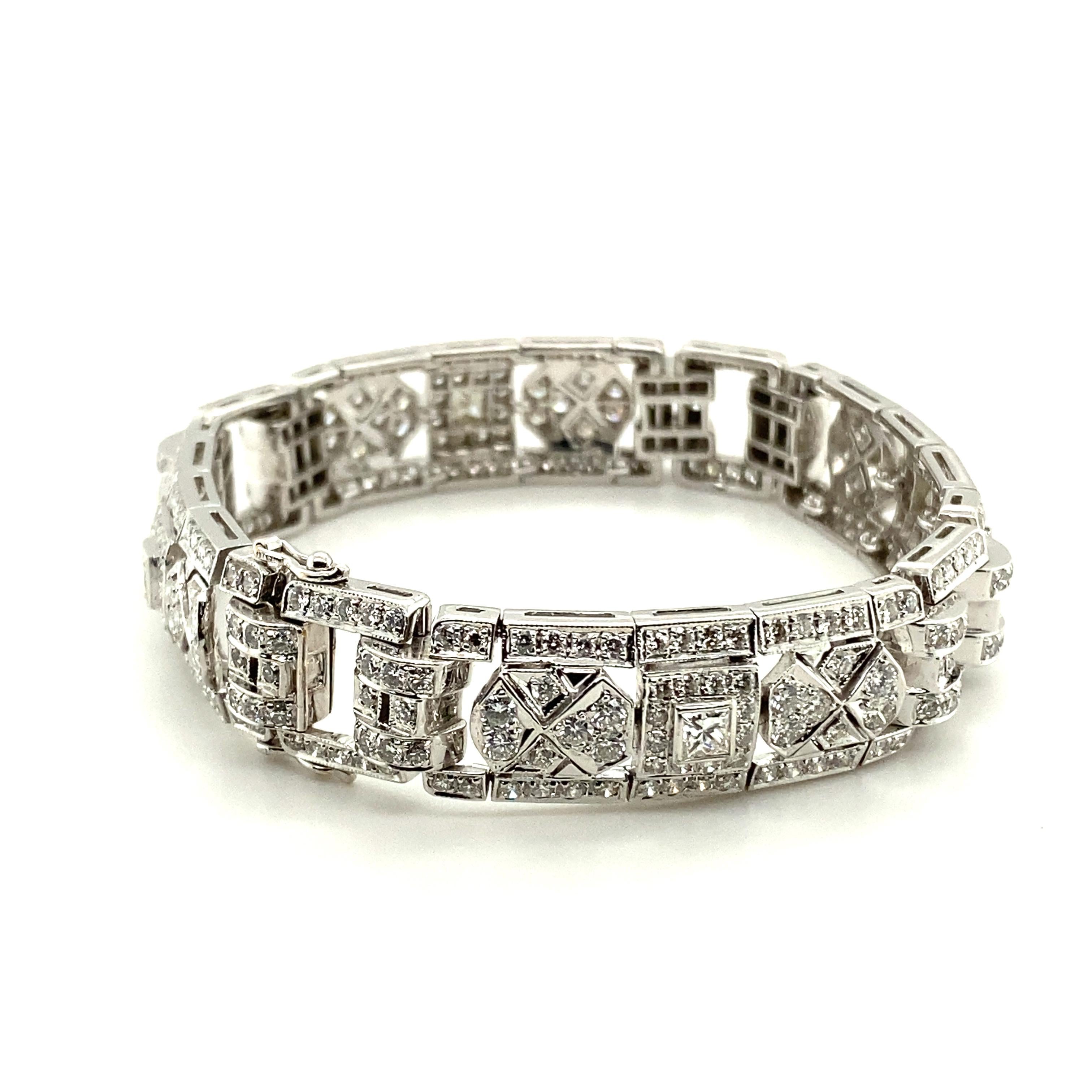 Art Deco Sparkling Diamond Bracelet in 18K White Gold For Sale