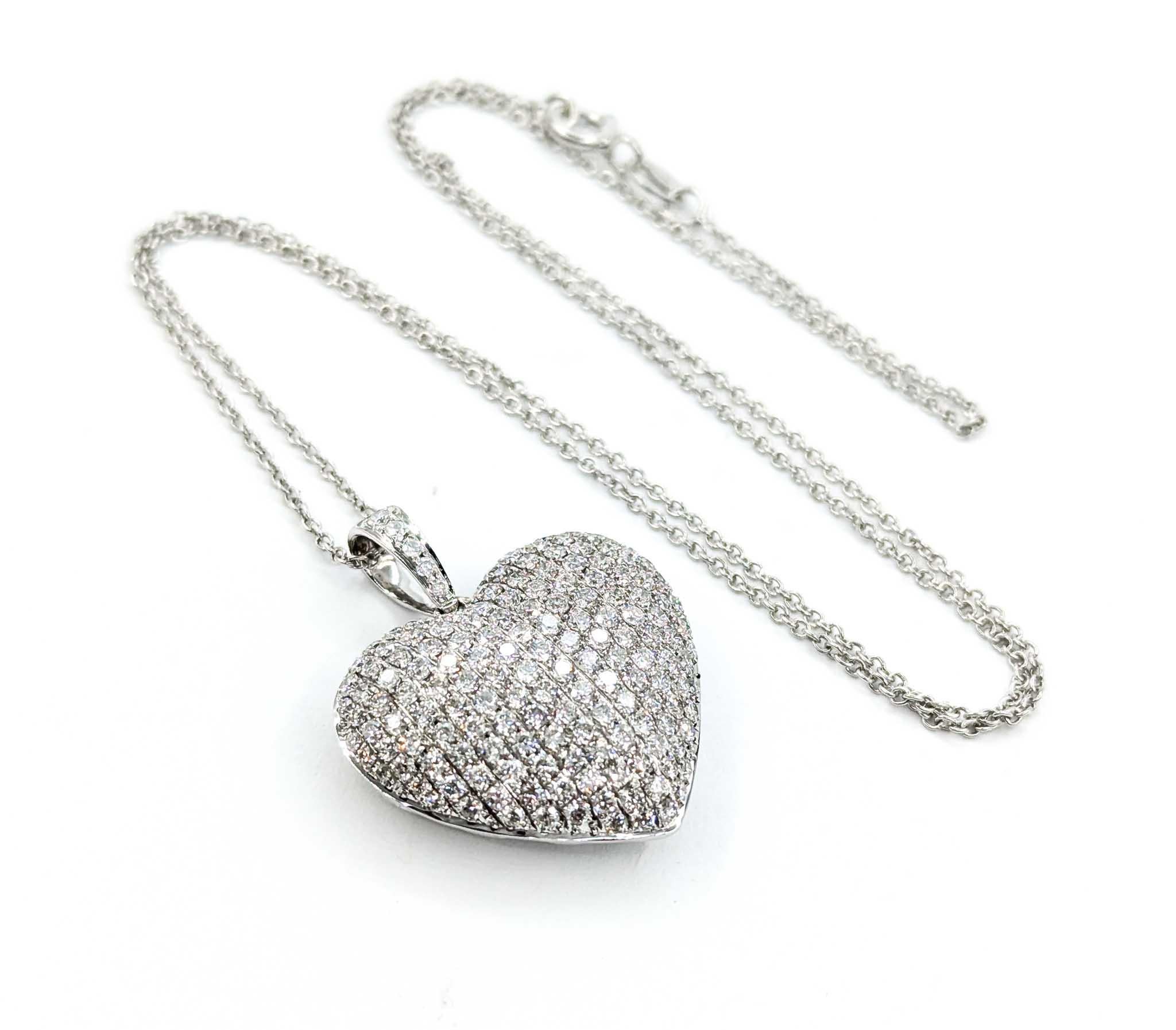 Contemporaneo Ciondolo a forma di cuore con diamanti scintillanti in oro bianco 18 carati in vendita