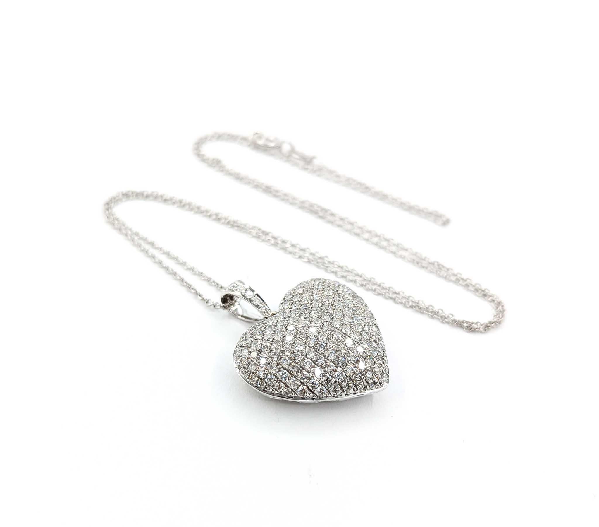 Taglio rotondo Ciondolo a forma di cuore con diamanti scintillanti in oro bianco 18 carati in vendita
