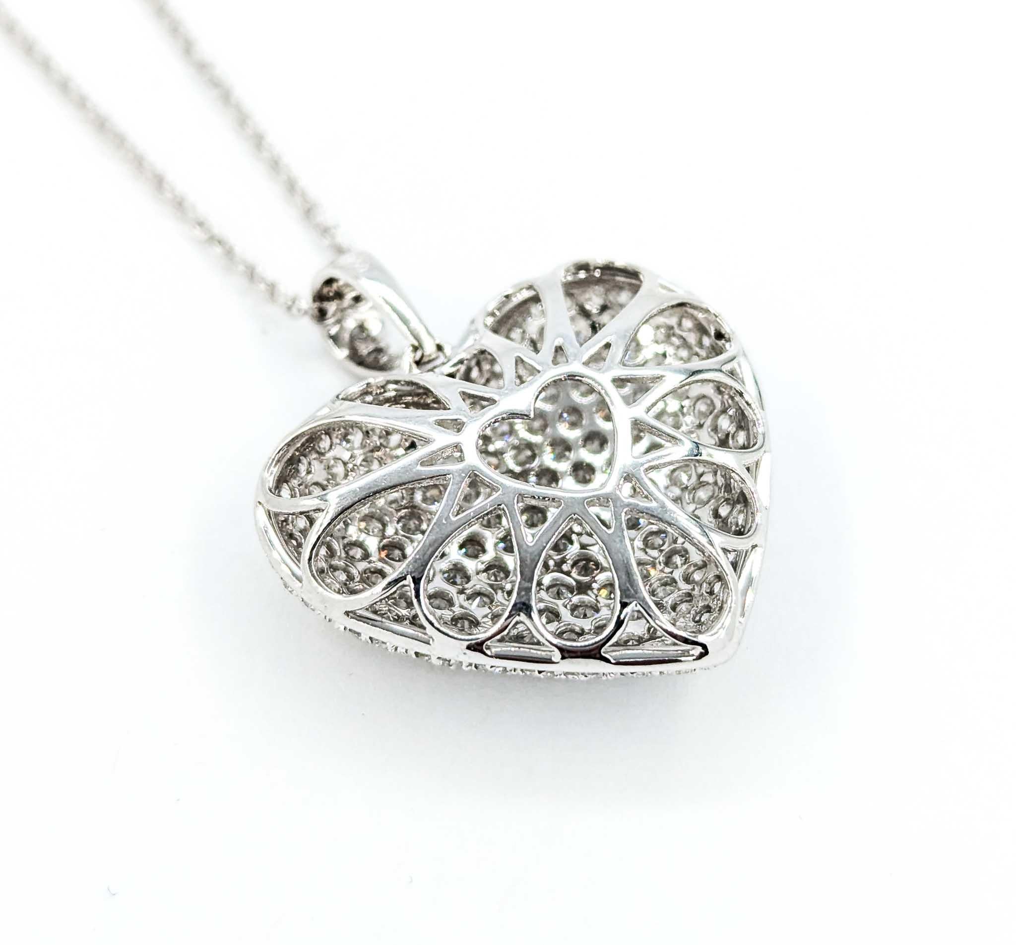 Ciondolo a forma di cuore con diamanti scintillanti in oro bianco 18 carati in vendita 1