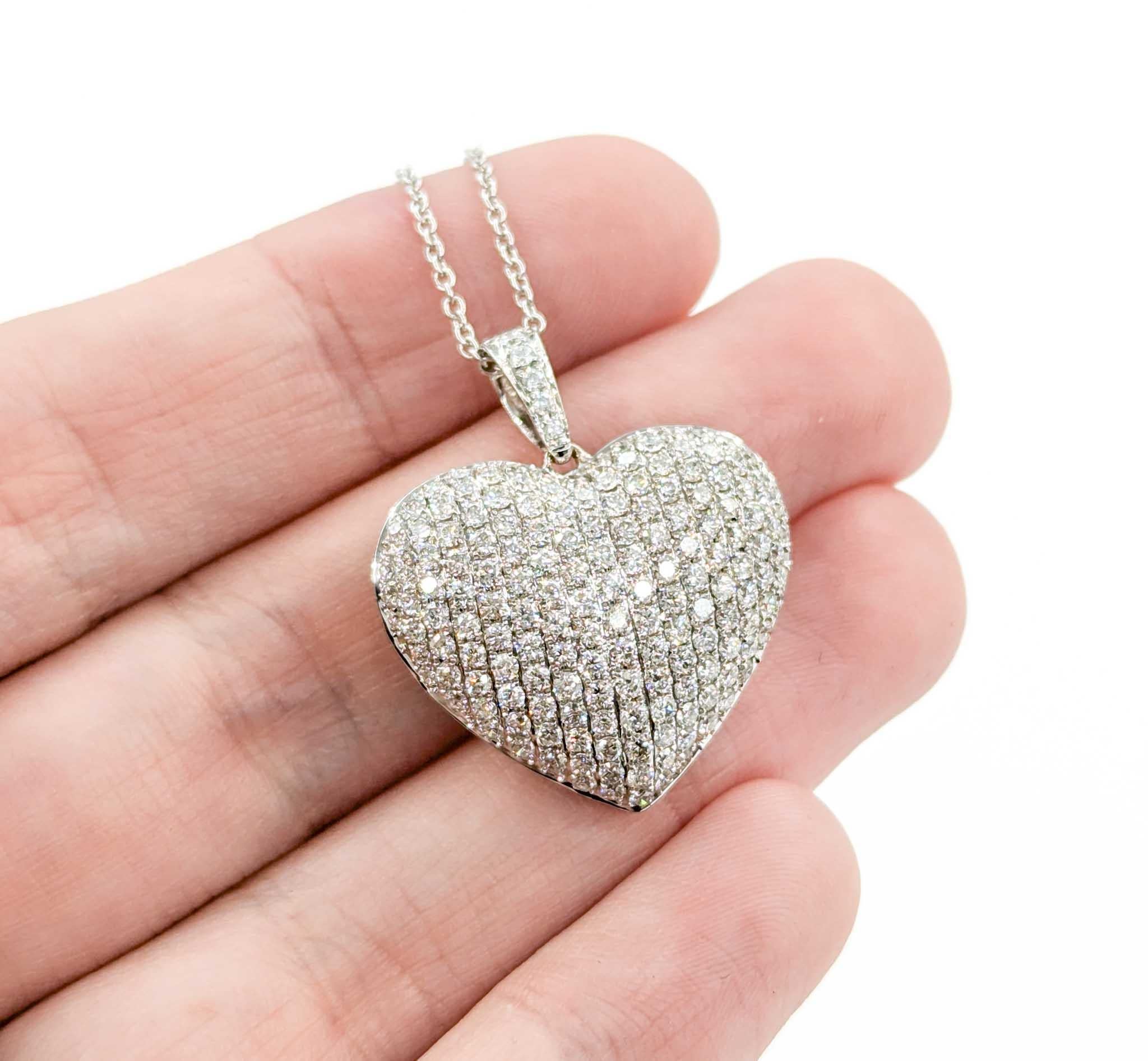 Ciondolo a forma di cuore con diamanti scintillanti in oro bianco 18 carati in vendita 2