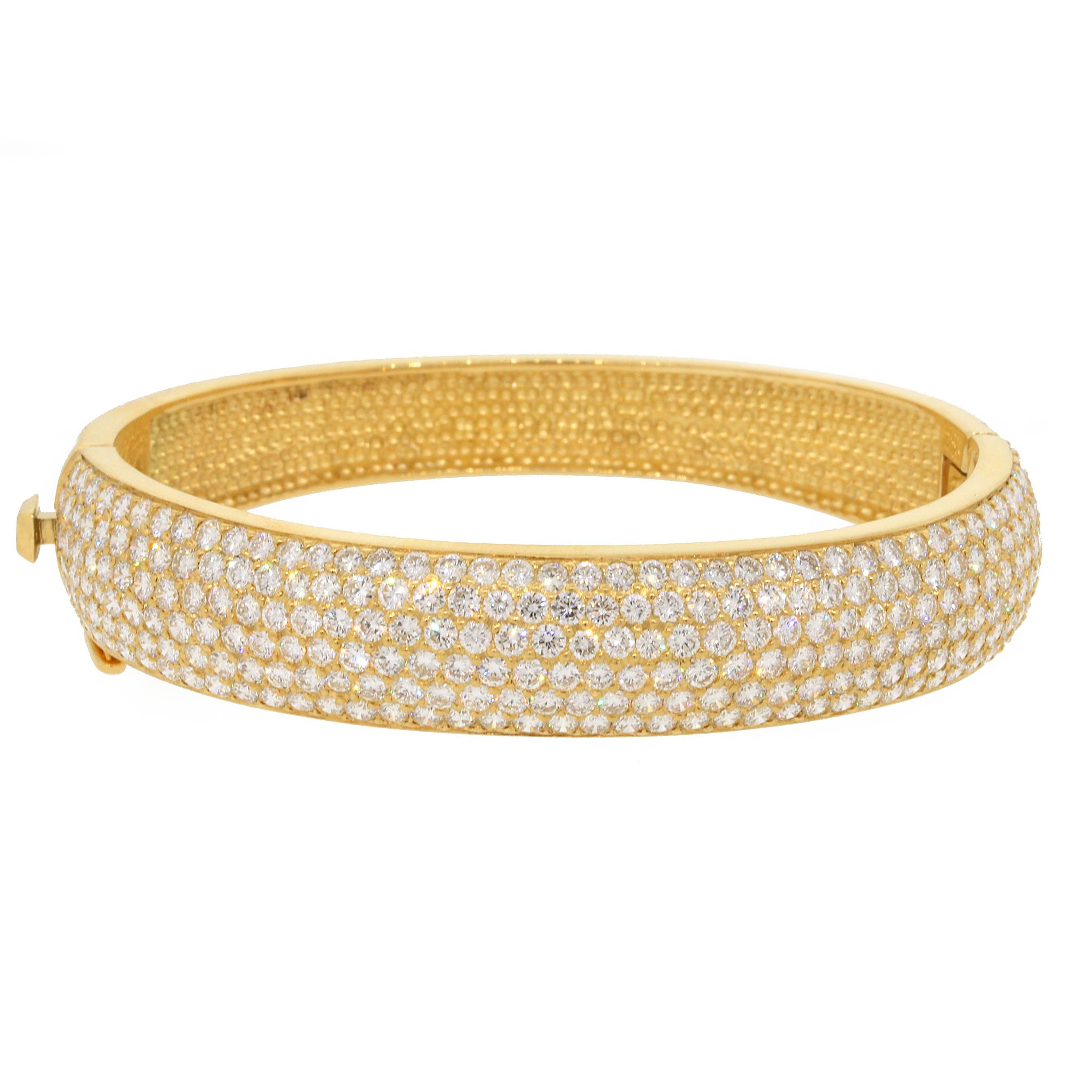 Pulsera brazalete con pavé de diamantes brillantes en venta 3
