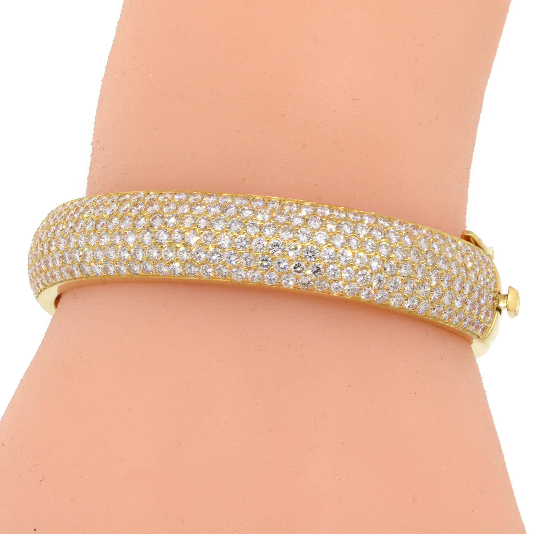 Pulsera brazalete con pavé de diamantes brillantes en venta 4