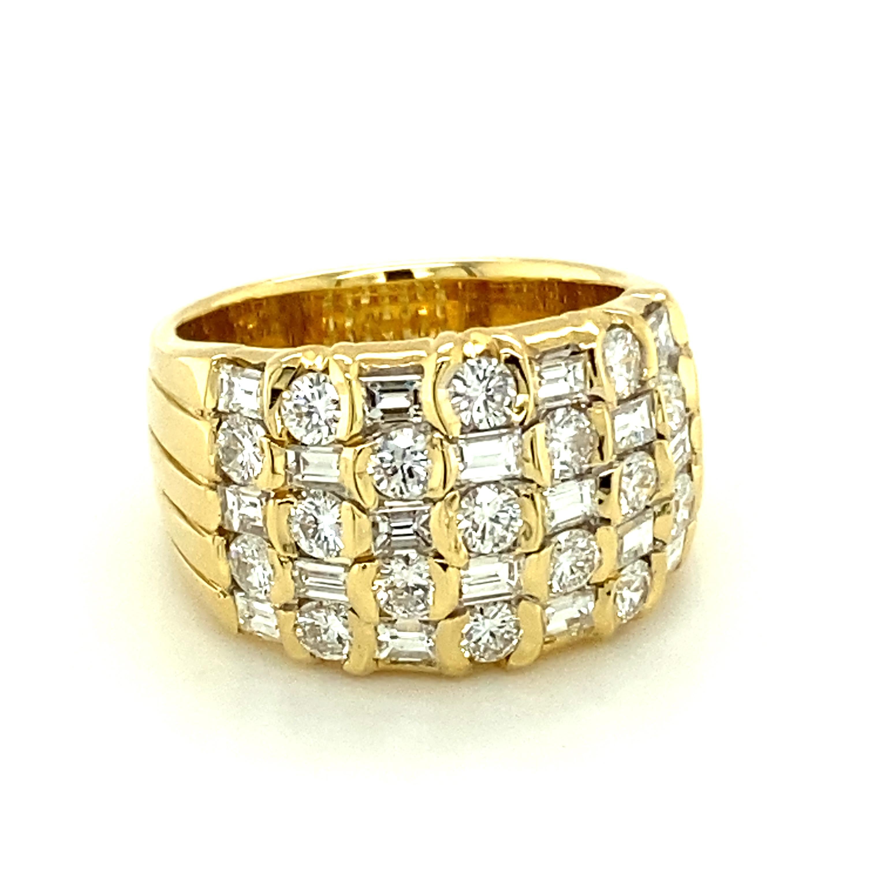 With its refined combination of brilliant-cut and baguette-cut diamonds, this ring ignites a real firework display! 
The setting in 18 karat yellow gold is alternately set with 17 round-cut and 18 rectangular-cut diamonds, checkerboard style, with