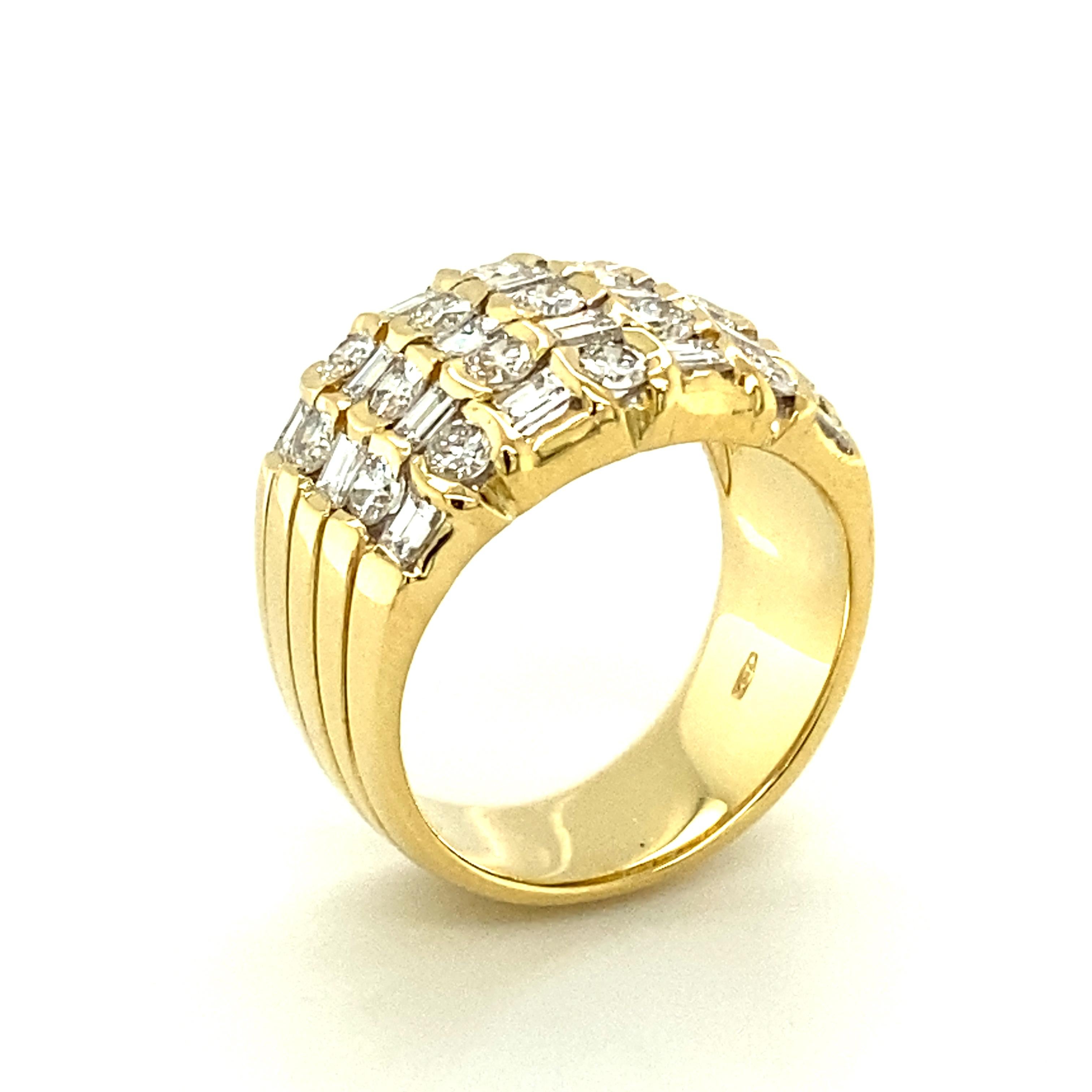 Sparkling Diamond Ring in 18 Karat Yellow Gold In Good Condition In Lucerne, CH