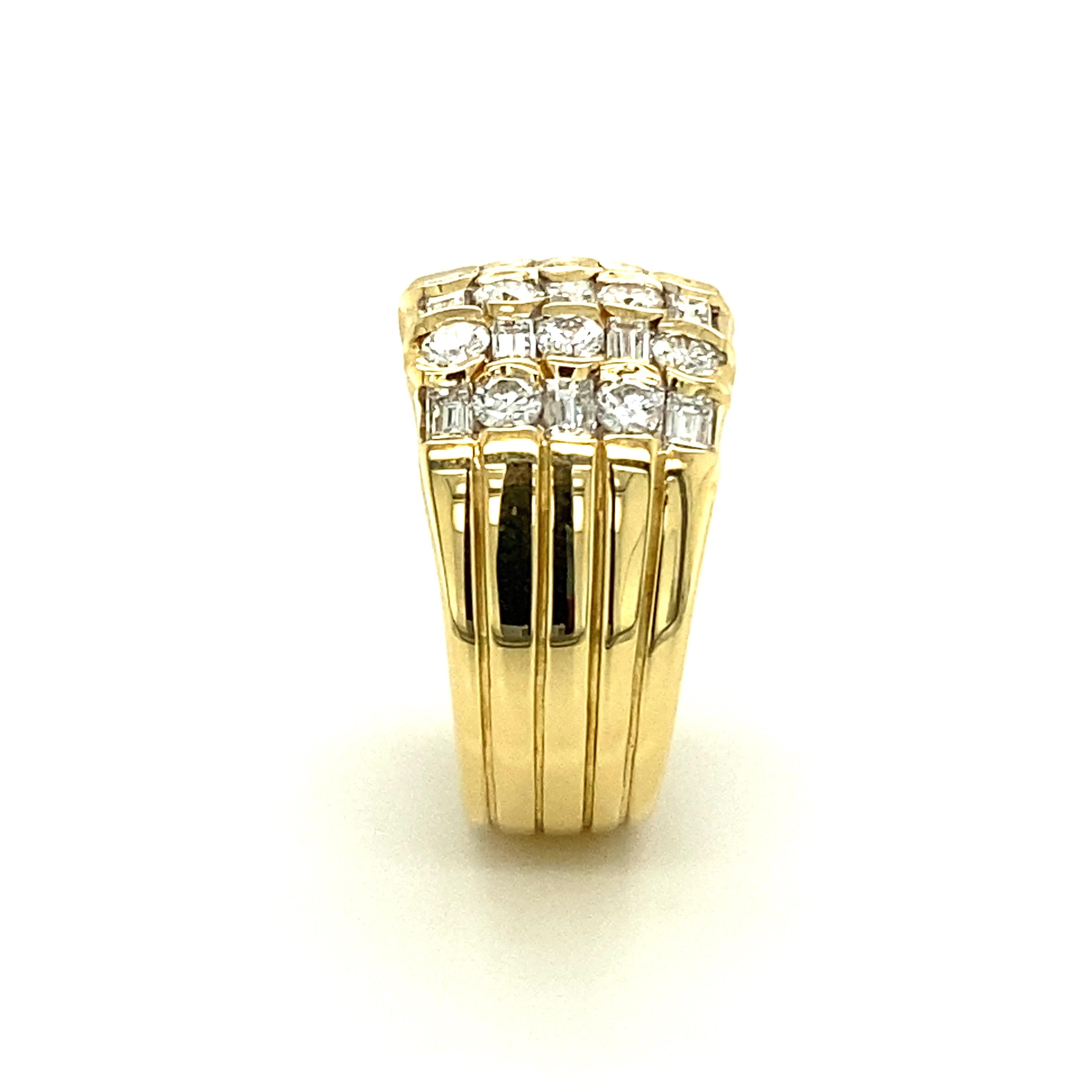 Women's or Men's Sparkling Diamond Ring in 18 Karat Yellow Gold