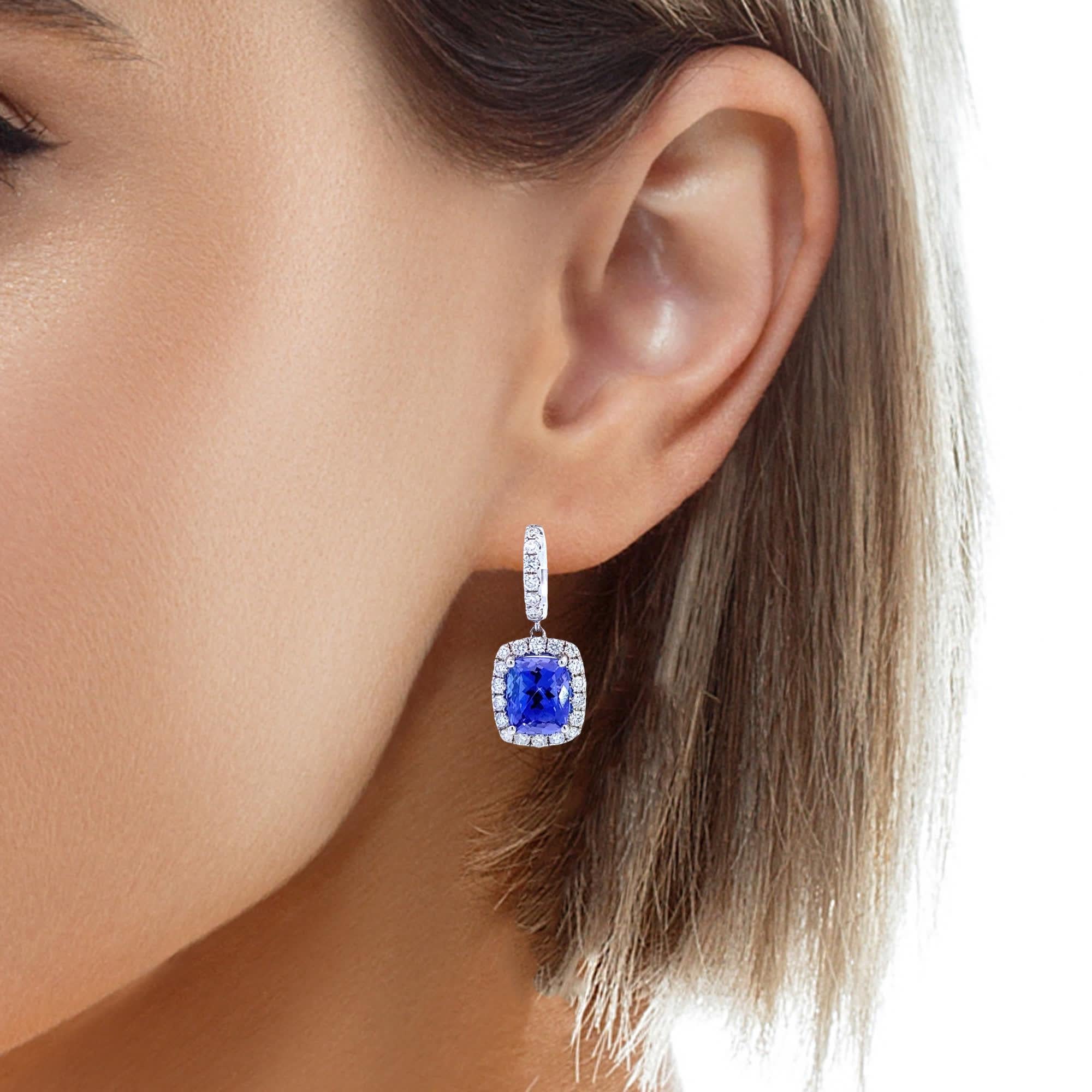 Ti presentiamo il nostro splendido paio di orecchini con tanzanite e diamanti, un vero spettacolo che emana eleganza e raffinatezza. Impreziositi dalle gemme più rare, questi orecchini sono l'epitome del lusso. A coronare questi incantevoli