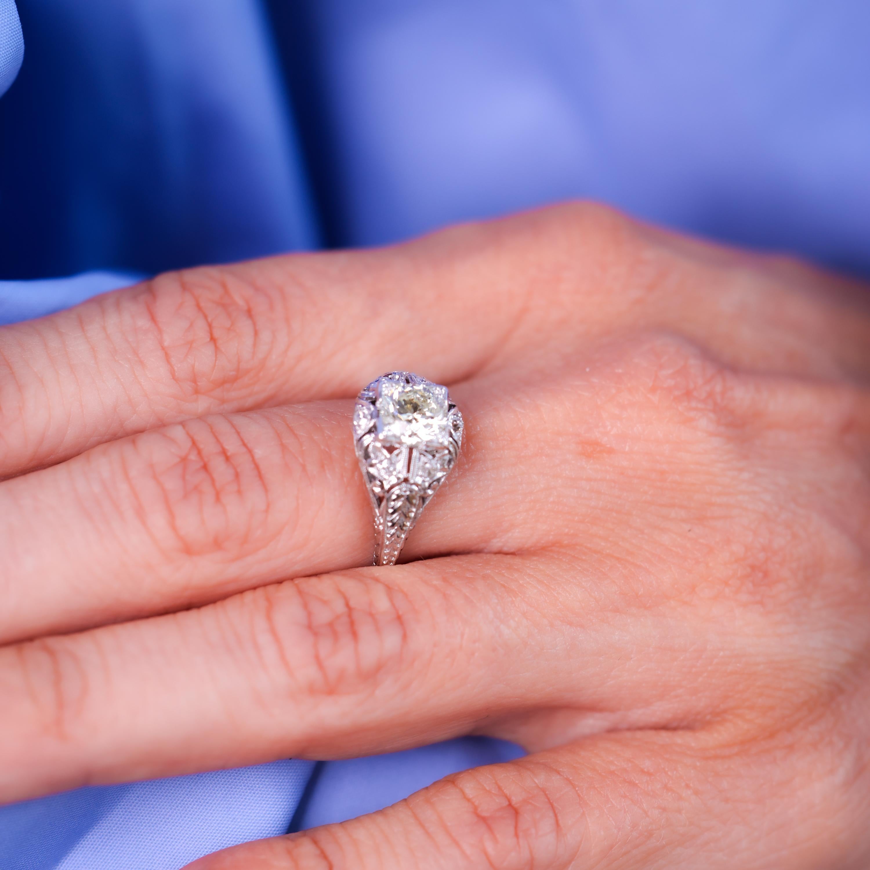Sparkling GIA 1 Karat runder Brillantschliff Diamant Platin filigraner Ring im Zustand „Hervorragend“ in Beverly Hills, CA