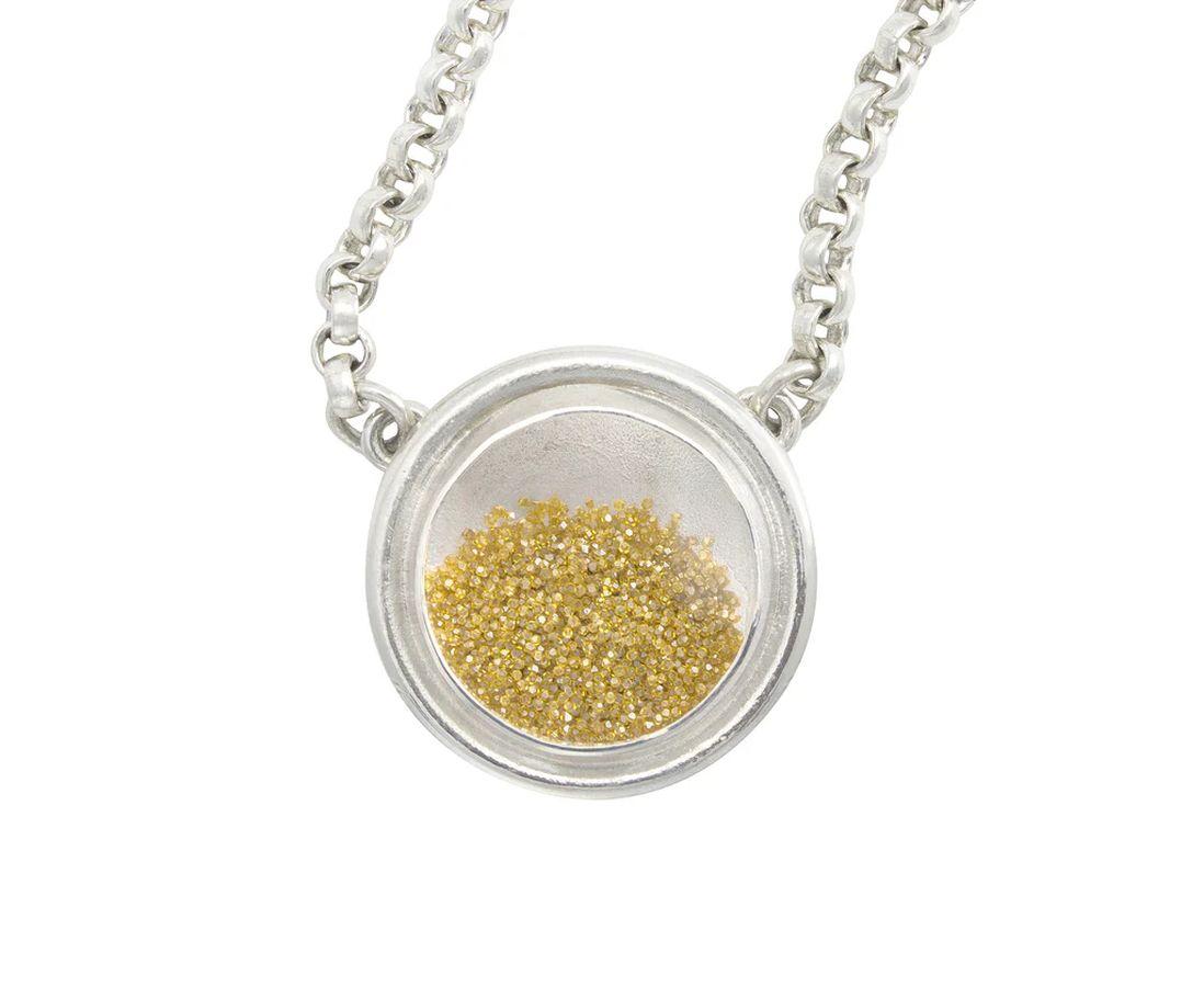 Semplicemente bello! Scintillante collana d'argento con ciondolo a catena in polvere di diamanti verdi e dorati A. Silver.   Contiene 2,6 carati di diamanti scintillanti di colore verde oro che si muovono liberamente all'interno di un cristallo