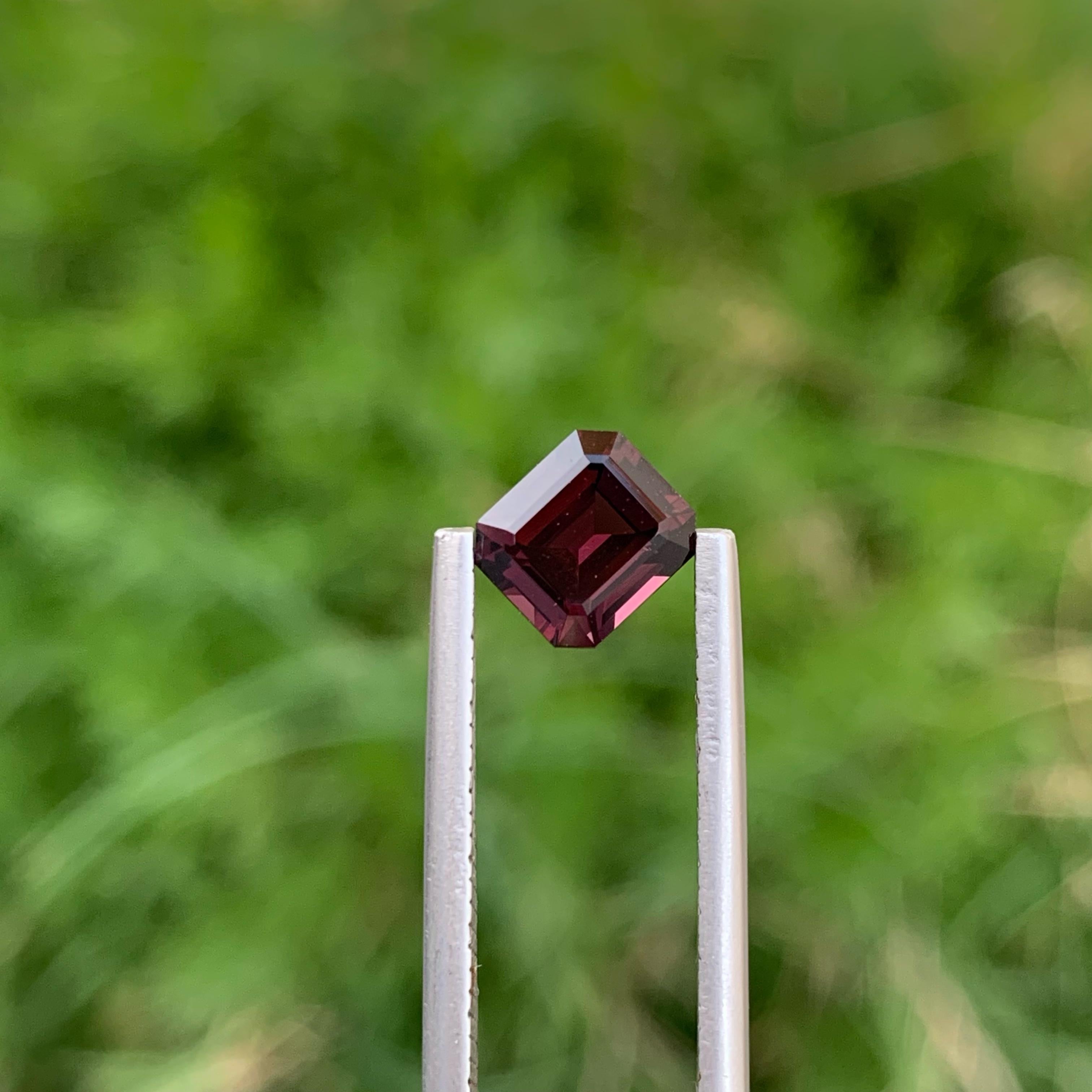 Sparkling Hot Purplish Burmese Spinel 1.35 carats Emerald Cut Natural Gemstone In New Condition For Sale In Bangkok, TH