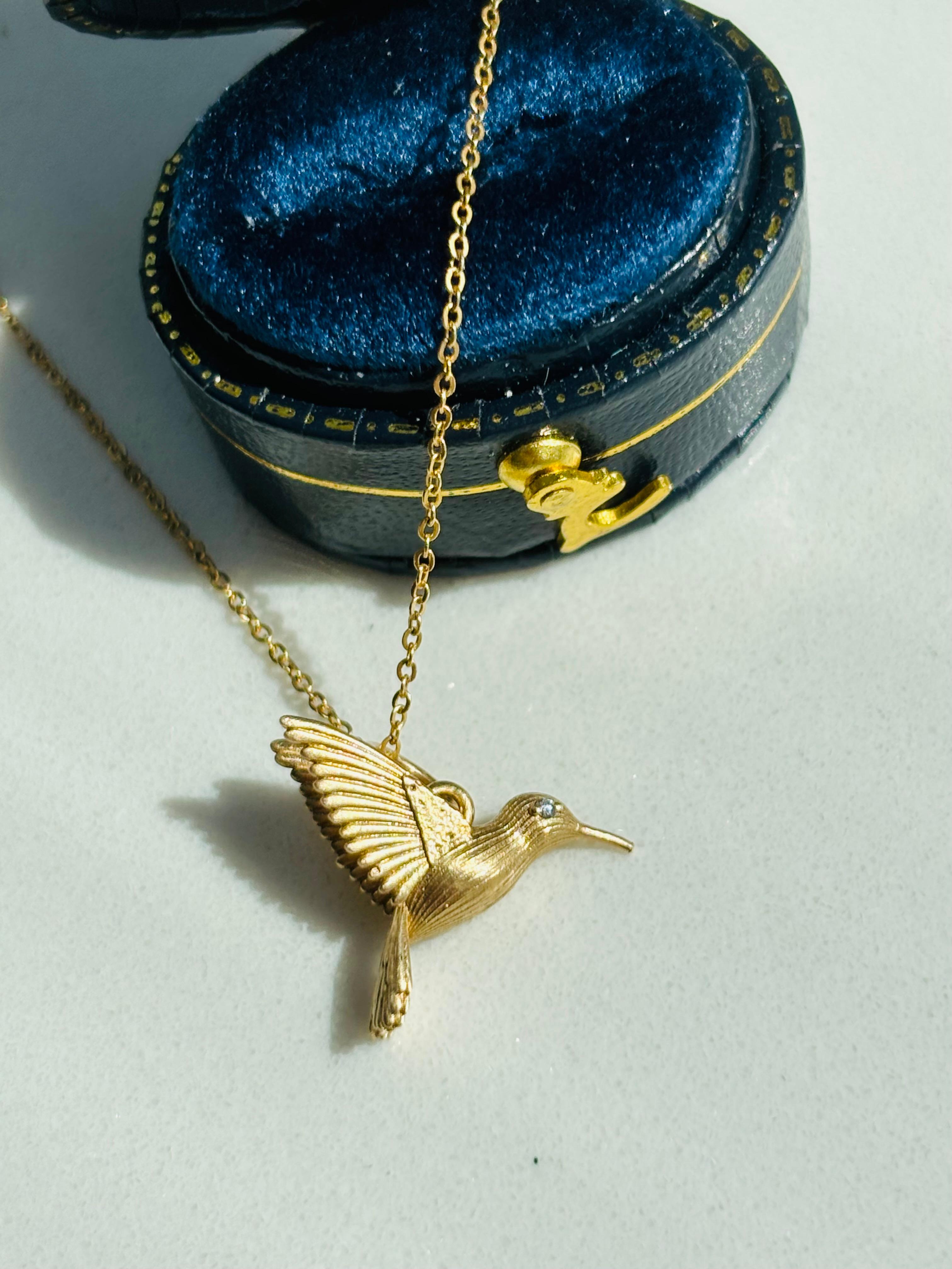 Moderne Colibri étincelant Pendentif en or jaune 14K avec diamants en vente