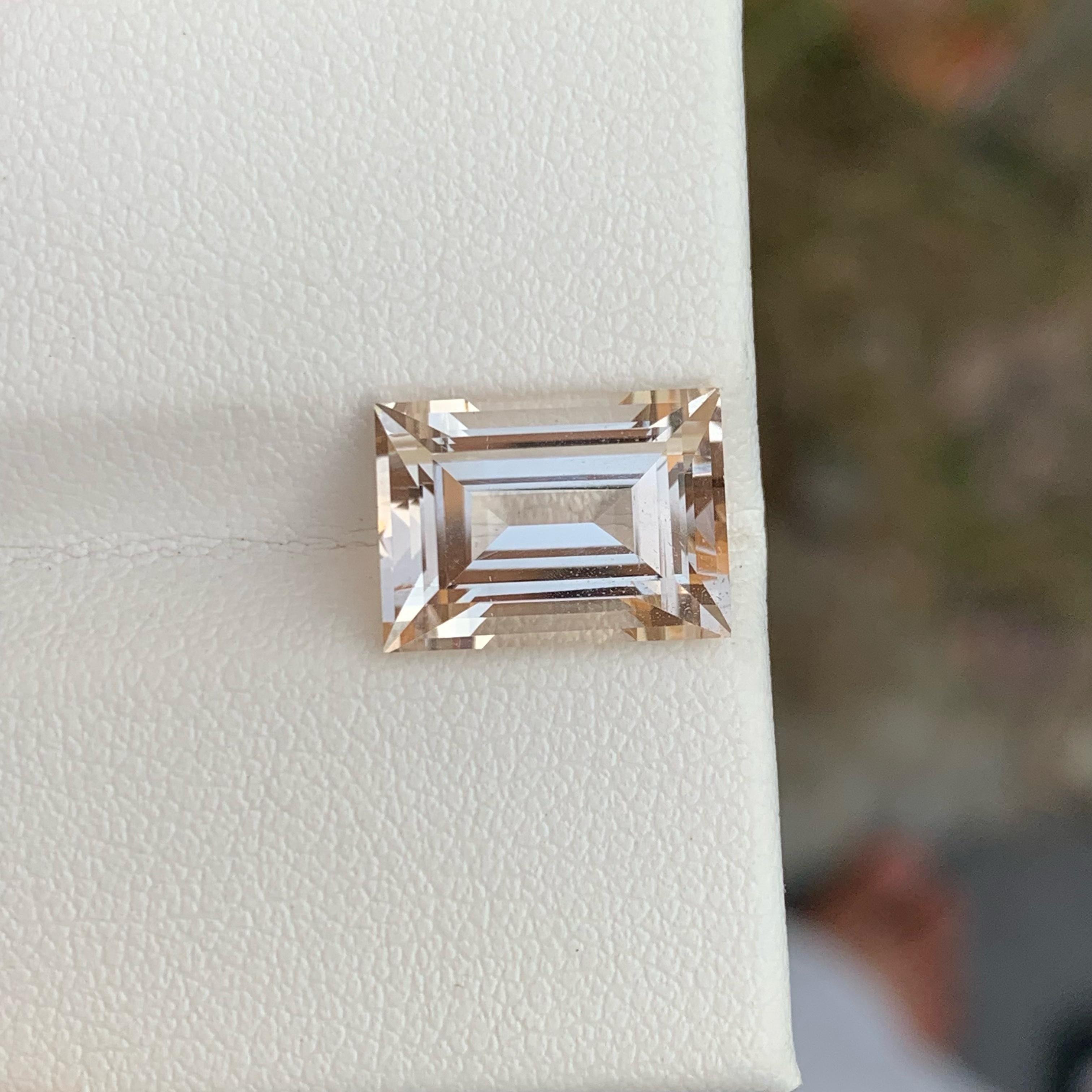 Sparkling Light Gold Topaz 6.65 carats Baguette Cut Natural Pakistani Gemstone In New Condition For Sale In Bangkok, TH