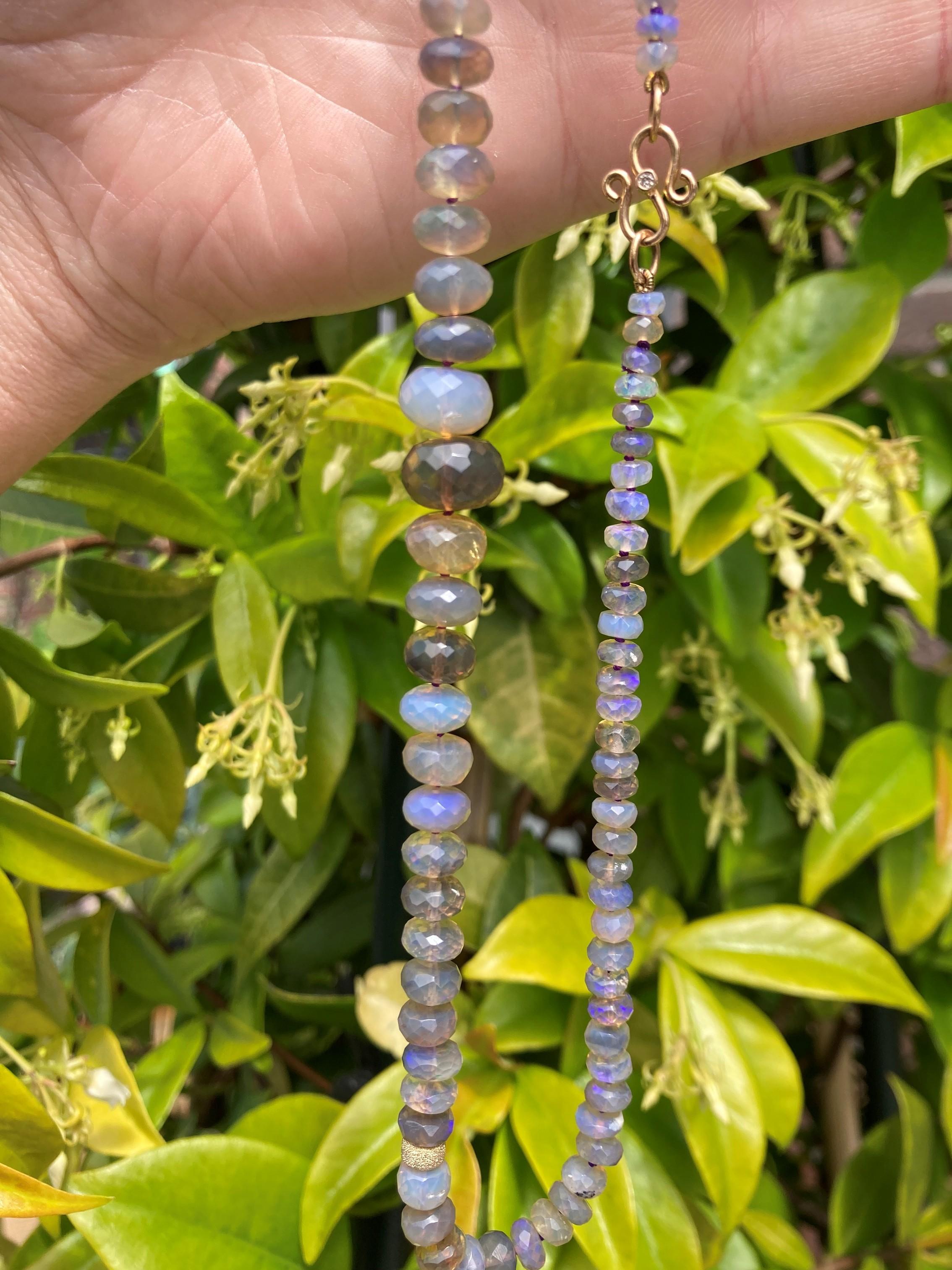 Una rarissima collana di opale australiano scuro lightning ridge, meticolosamente annodata a mano, rifinita con una chiusura in oro 18 carati con diamanti e perline. La collana è stata recentemente reinfilata. Tutte le pietre sono scolpite a mano e