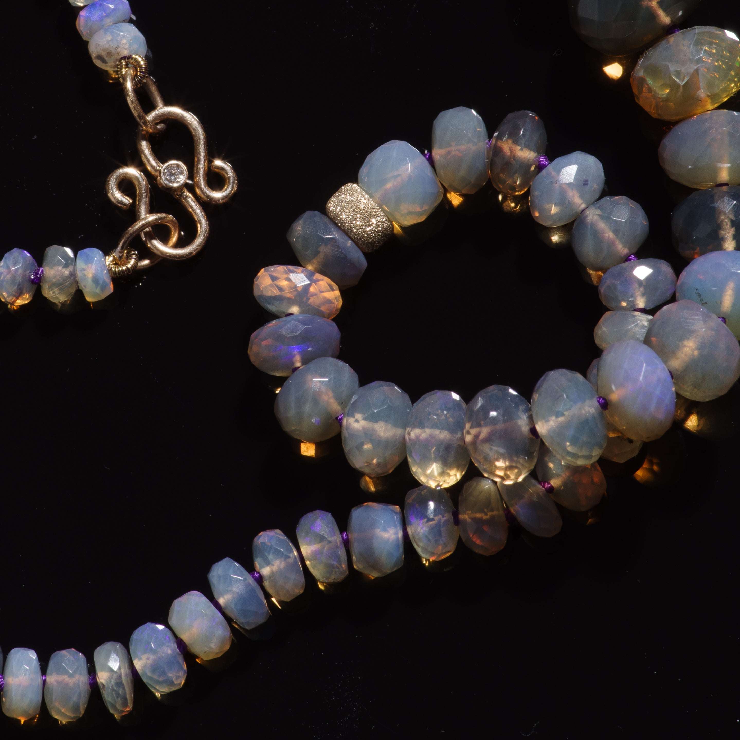 Moderno Scintillante collana di perline con diamanti 18 carati Lightning Ridge Opal in vendita