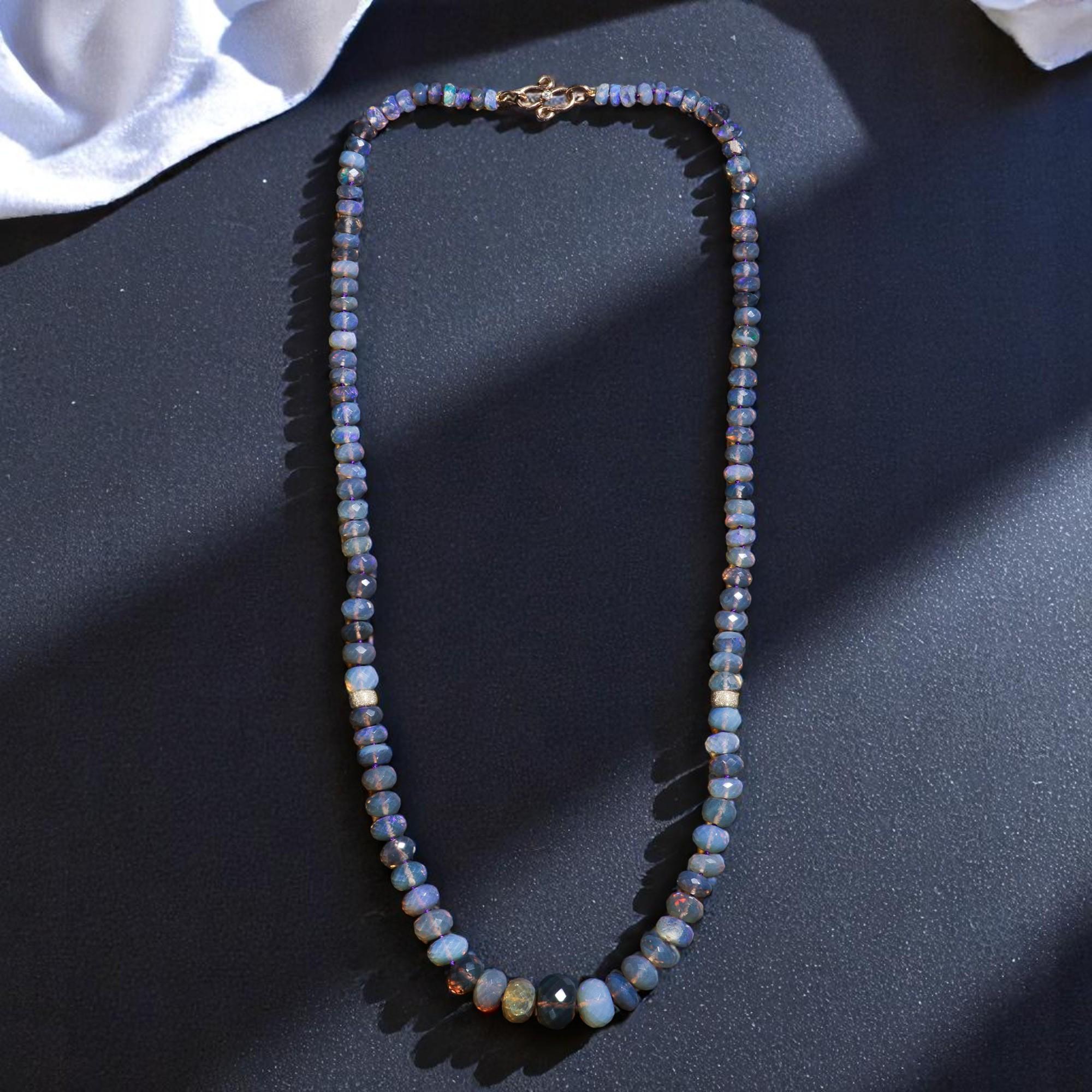 Perlina Scintillante collana di perline con diamanti 18 carati Lightning Ridge Opal in vendita