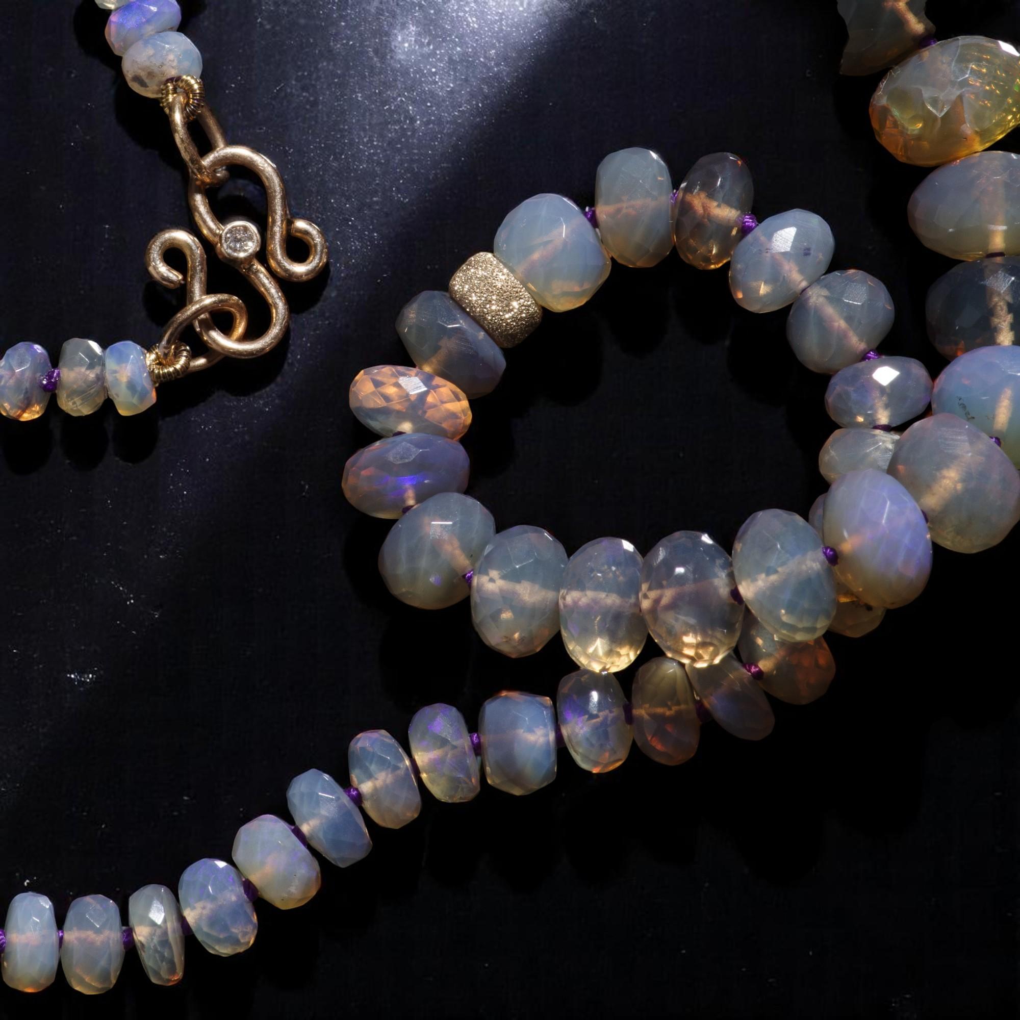 Scintillante collana di perline con diamanti 18 carati Lightning Ridge Opal In condizioni Nuovo in vendita a GOES, NL