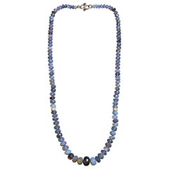 Collar de cuentas de ópalo reluciente con diamantes de 18 quilates