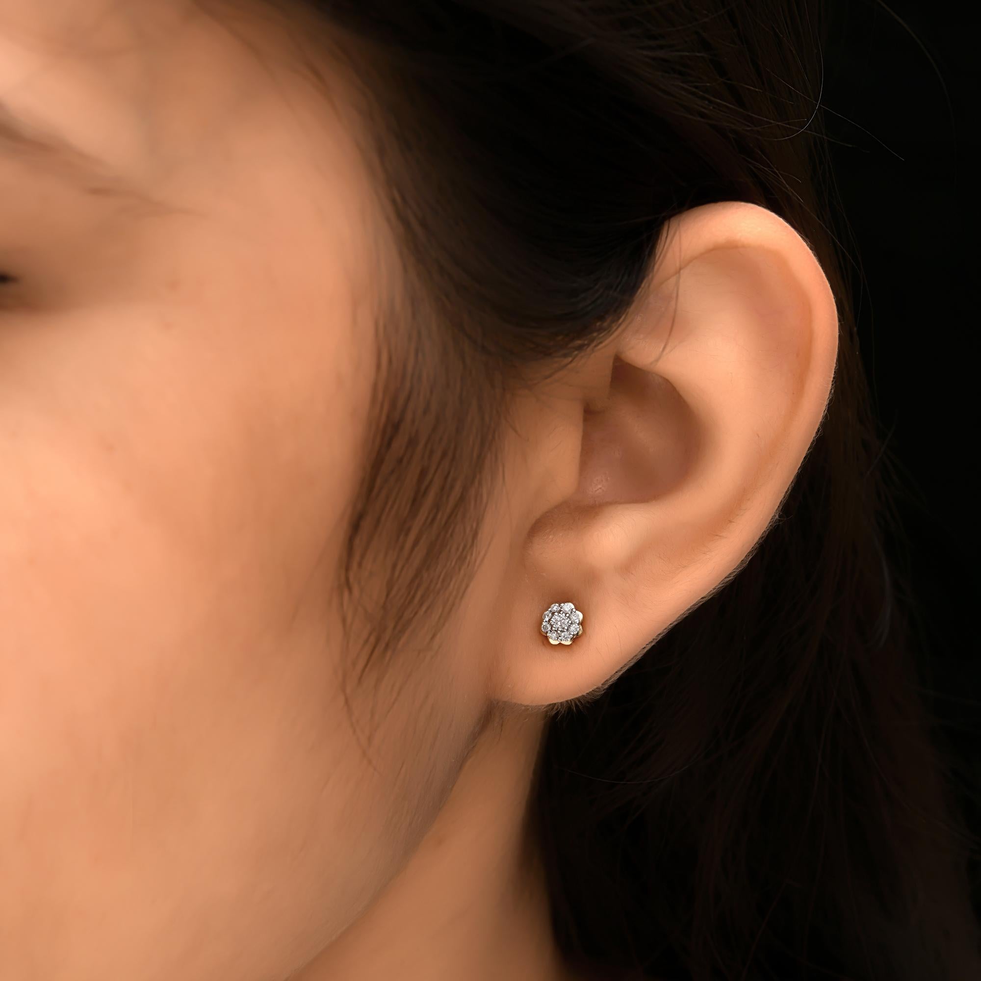 Coulées dans de l'or 10 carats, ces boucles d'oreilles exquises sont serties de  0,18 carats de diamants étincelants. Le diamant, pierre de naissance du mois d'avril, est censé renforcer la confiance en soi et la créativité. Un merveilleux cadeau