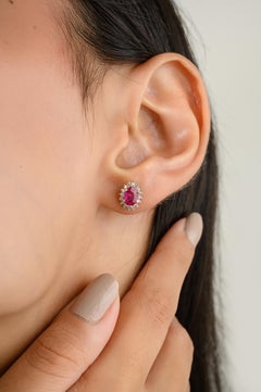 Boucles d'oreilles Halo en or jaune 14k avec diamants et rubis ovales étincelants