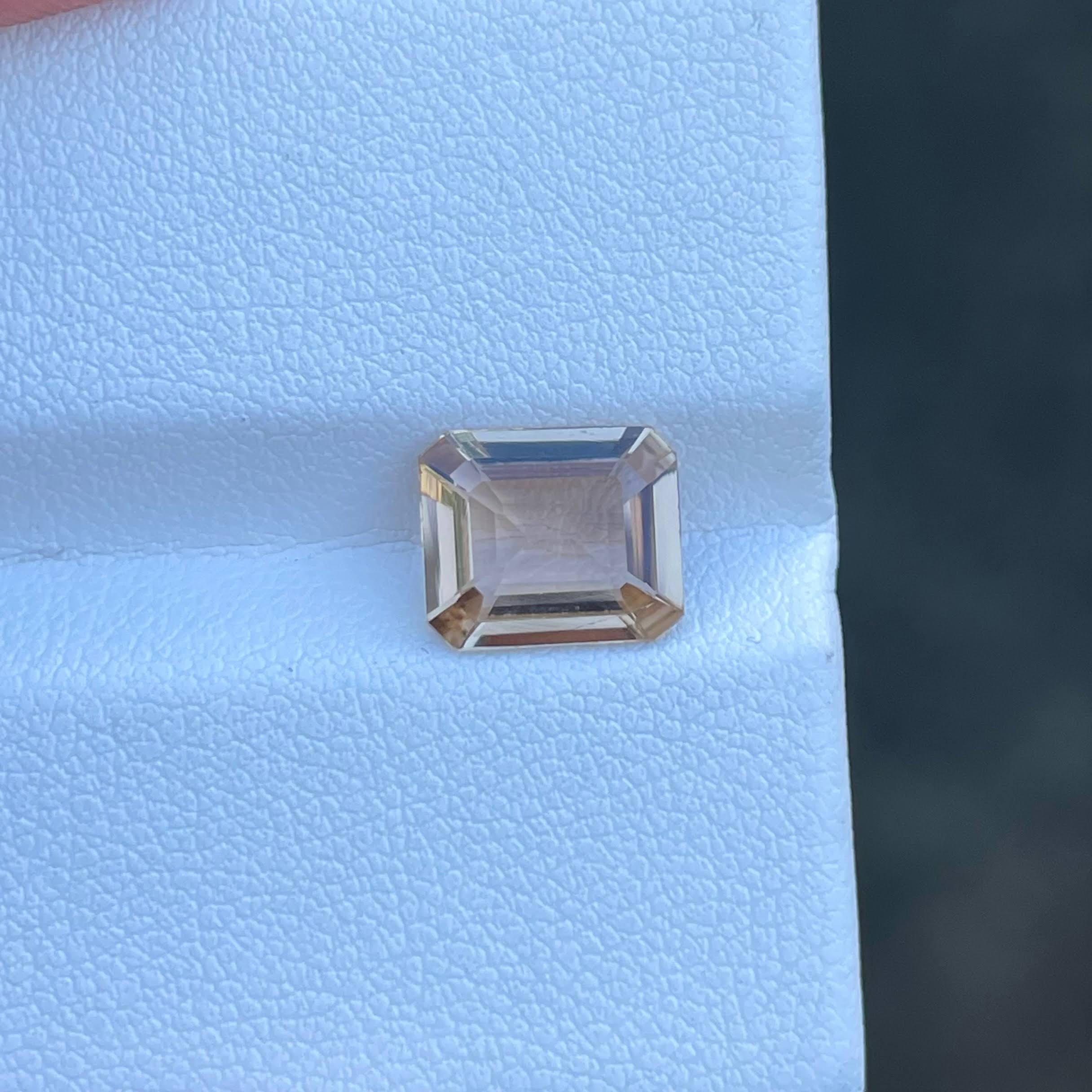 Sparkling Peachy Topaz 2.50 carats Emerald Cut Natural Pakistani Loose Gemstone In New Condition For Sale In Bangkok, TH