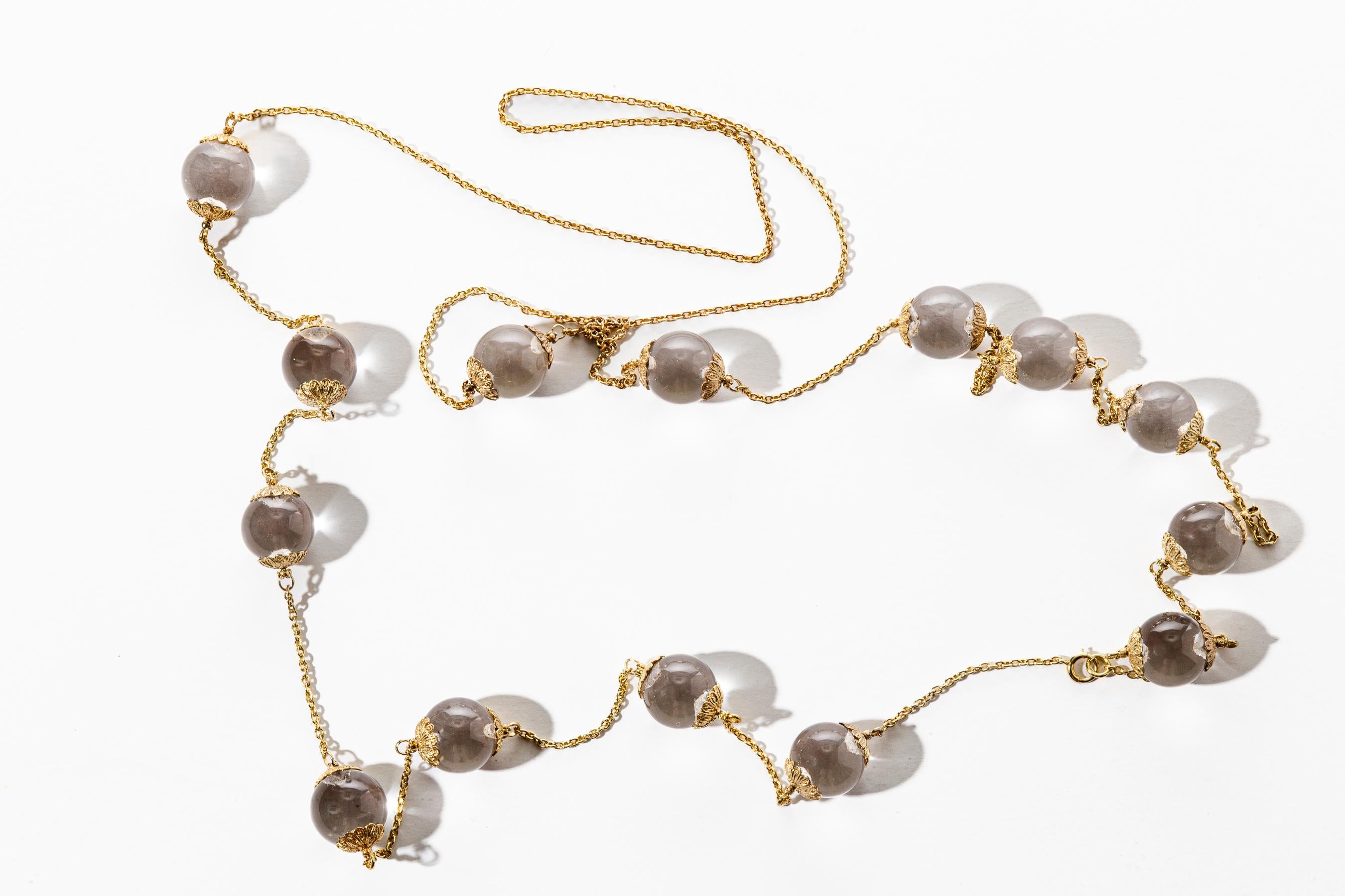 Taglio rotondo Collana con pozze di luce di cristallo di rocca scintillante in vendita