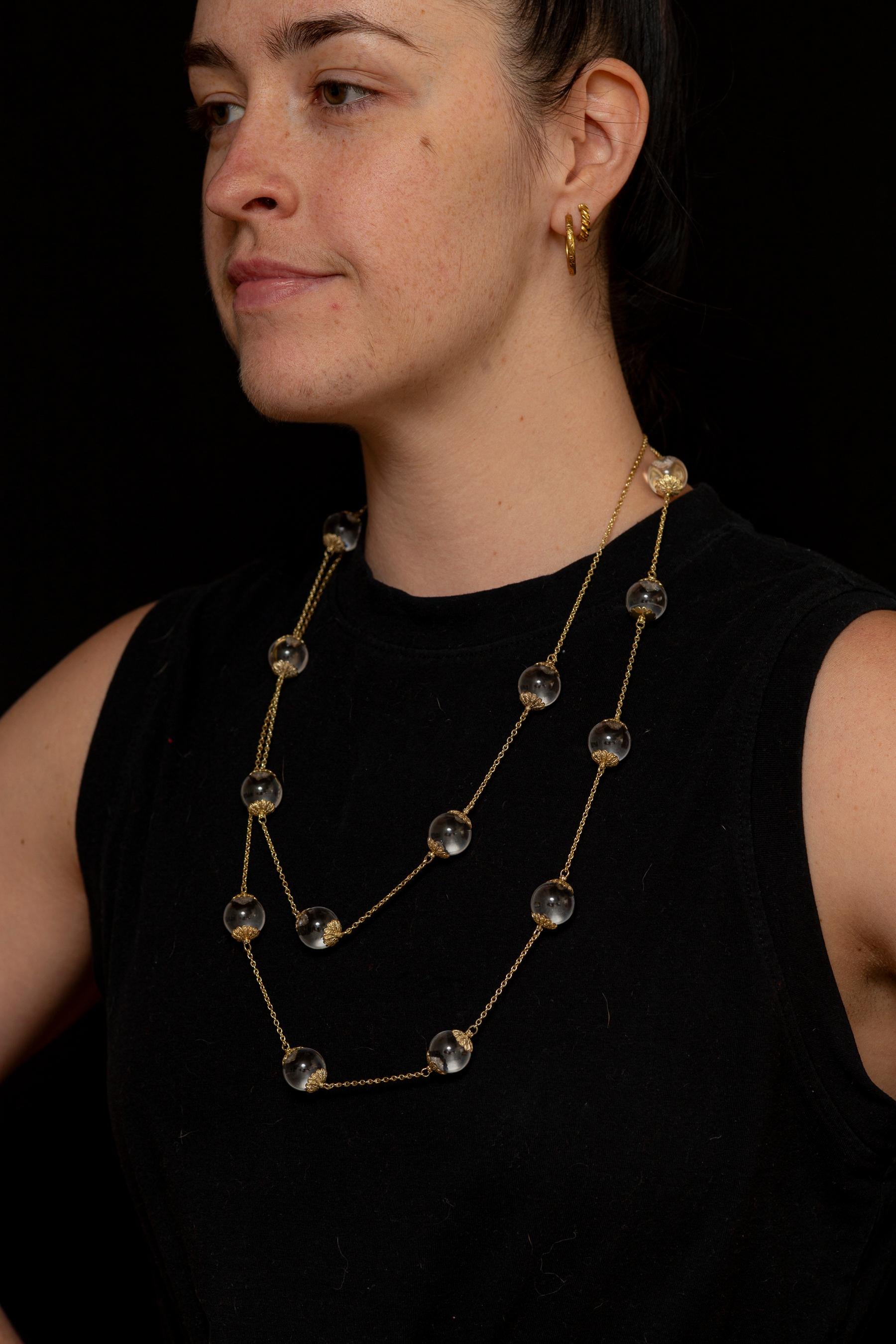 Donna Collana con pozze di luce di cristallo di rocca scintillante in vendita