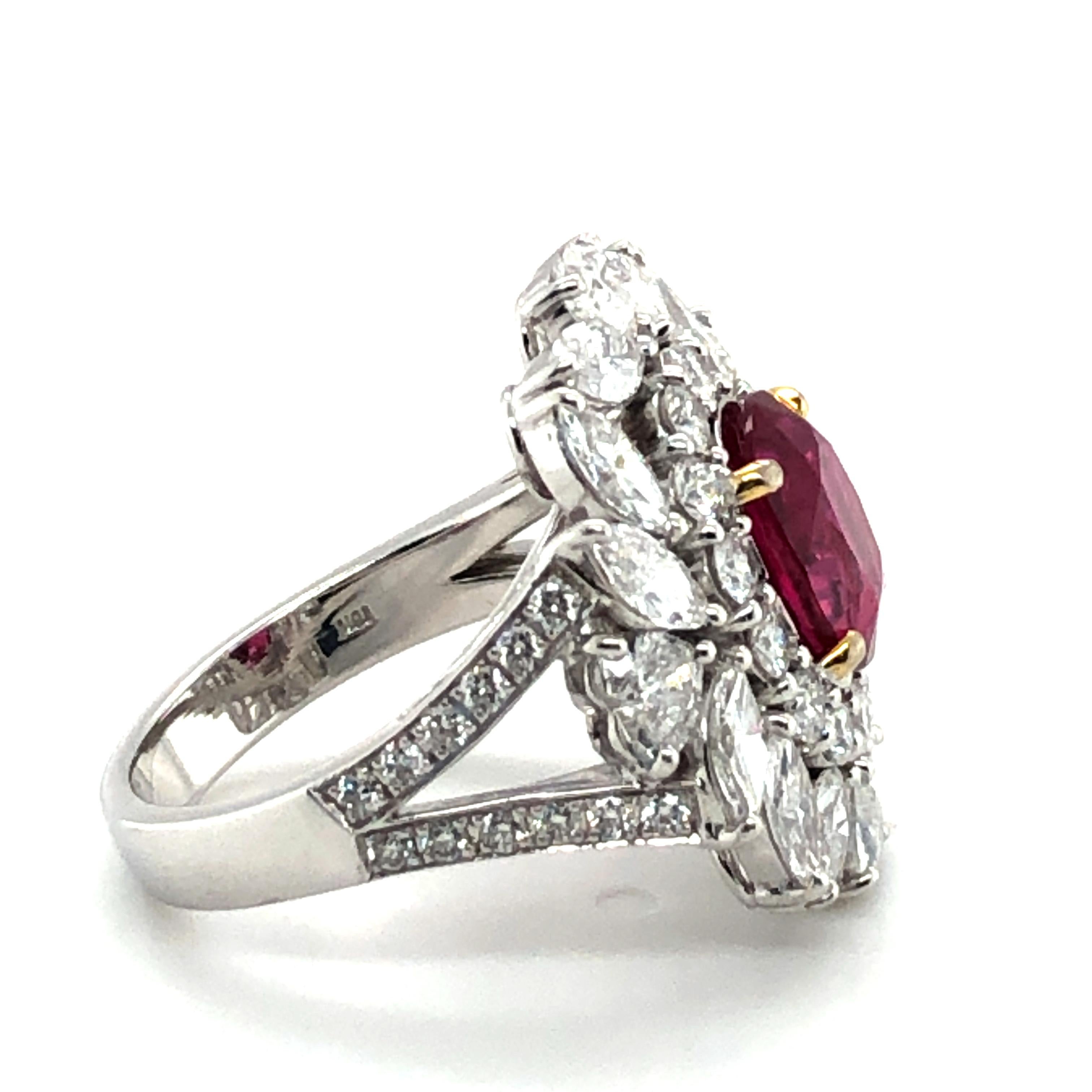 Anillo brillante de rubí y diamantes en oro blanco de 18 quilates en venta 1