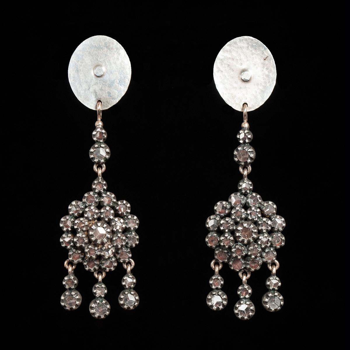 Scintillanti orecchini a goccia in argento e vetro dell'India meridionale firmati Jewels

Un paio di scintillanti orecchini a goccia di Jewels of Santa Fe/Marrakesh, composti da vetro tagliato con una leggera tonalità rosa incastonato in argento
