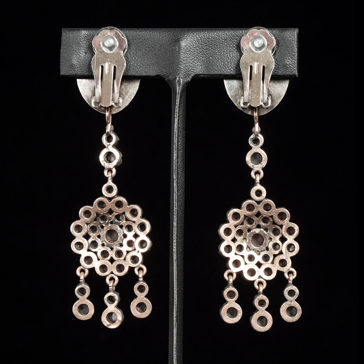 Artigiano Orecchini a goccia in argento e vetro dell'India del Sud di Jewels of Santa Fe in vendita