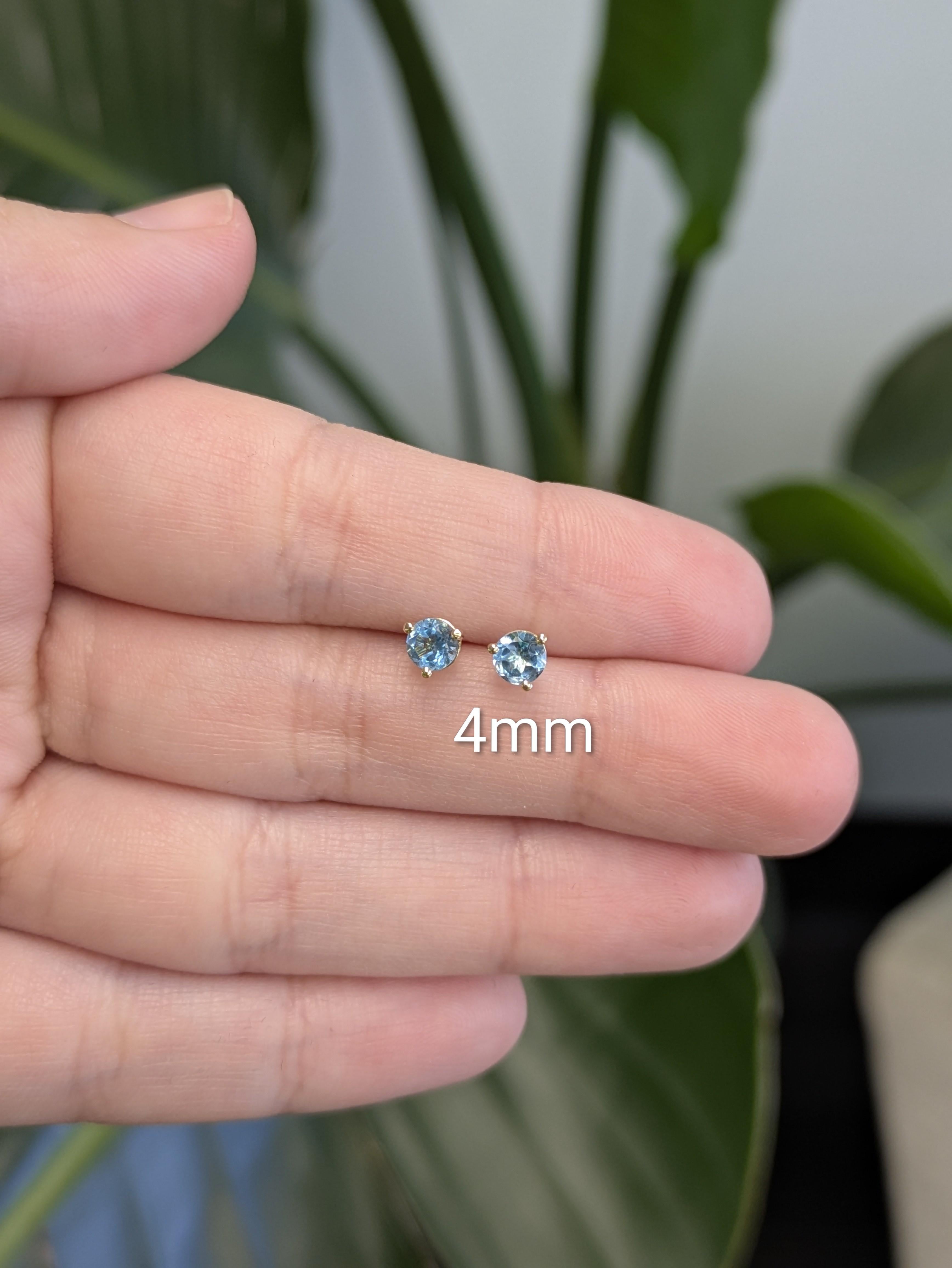 Moderno Orecchini a perno con solitario di topazio blu scintillante: Oro massiccio 14k, tondo 4 mm in vendita