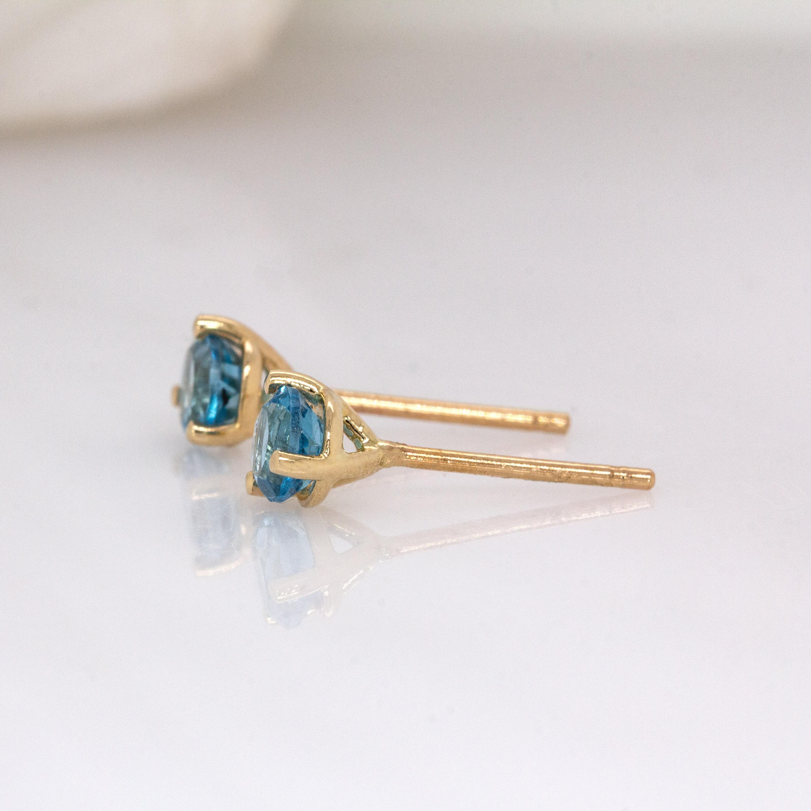 Donna Orecchini a perno con solitario di topazio blu scintillante: Oro massiccio 14k, tondo 4 mm in vendita