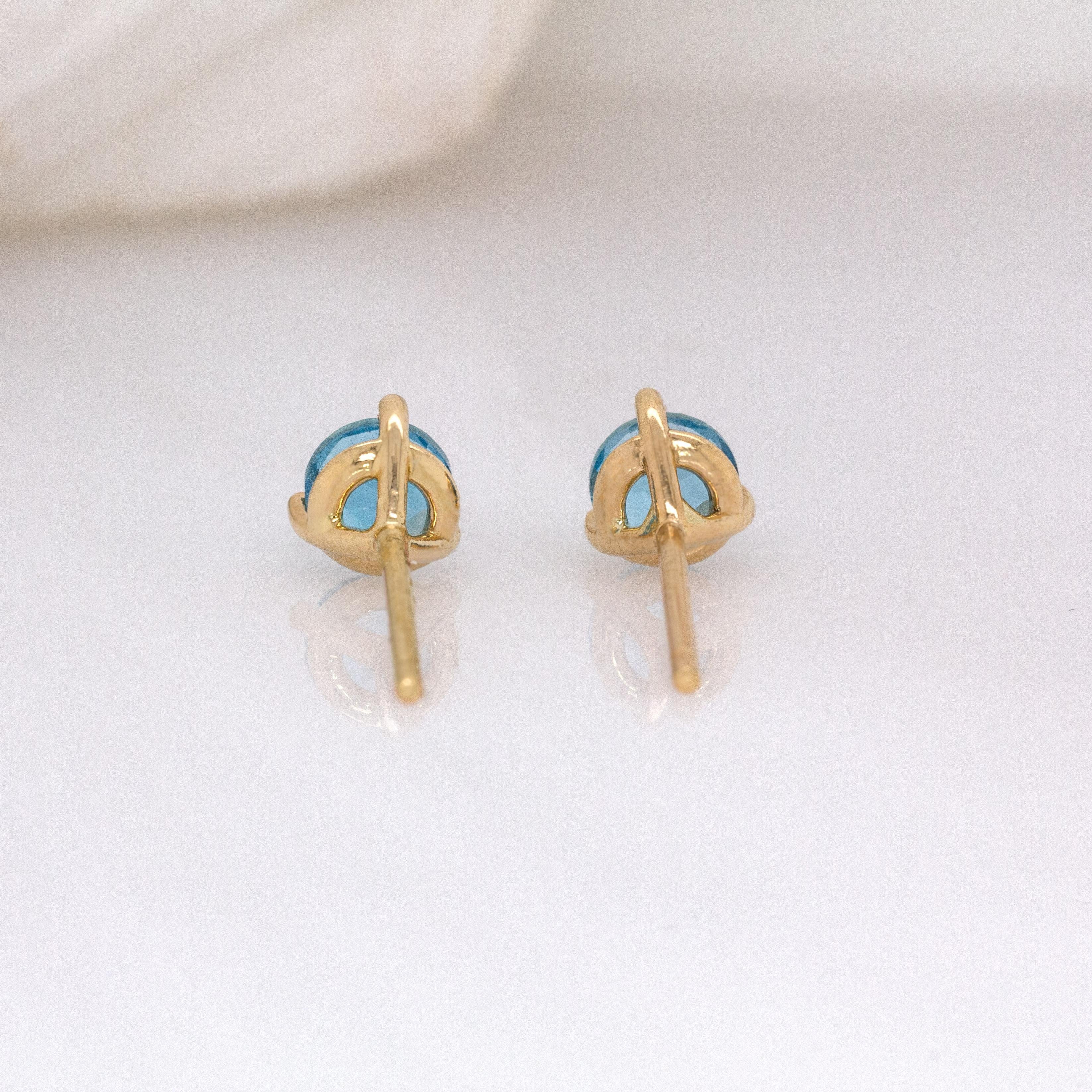 Orecchini a perno con solitario di topazio blu scintillante: Oro massiccio 14k, tondo 4 mm in vendita 1