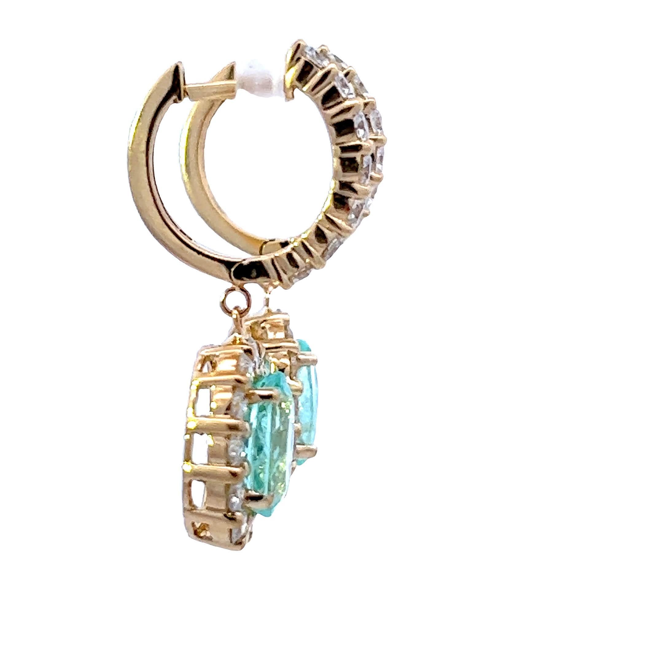 Ti presentiamo la nostra squisita coppia di orecchini con diamanti blu e bianchi, l'epitome dell'eleganza e della raffinatezza. Realizzati con la massima precisione, questi orecchini vantano una fusione perfetta di rara bellezza e stile senza tempo.