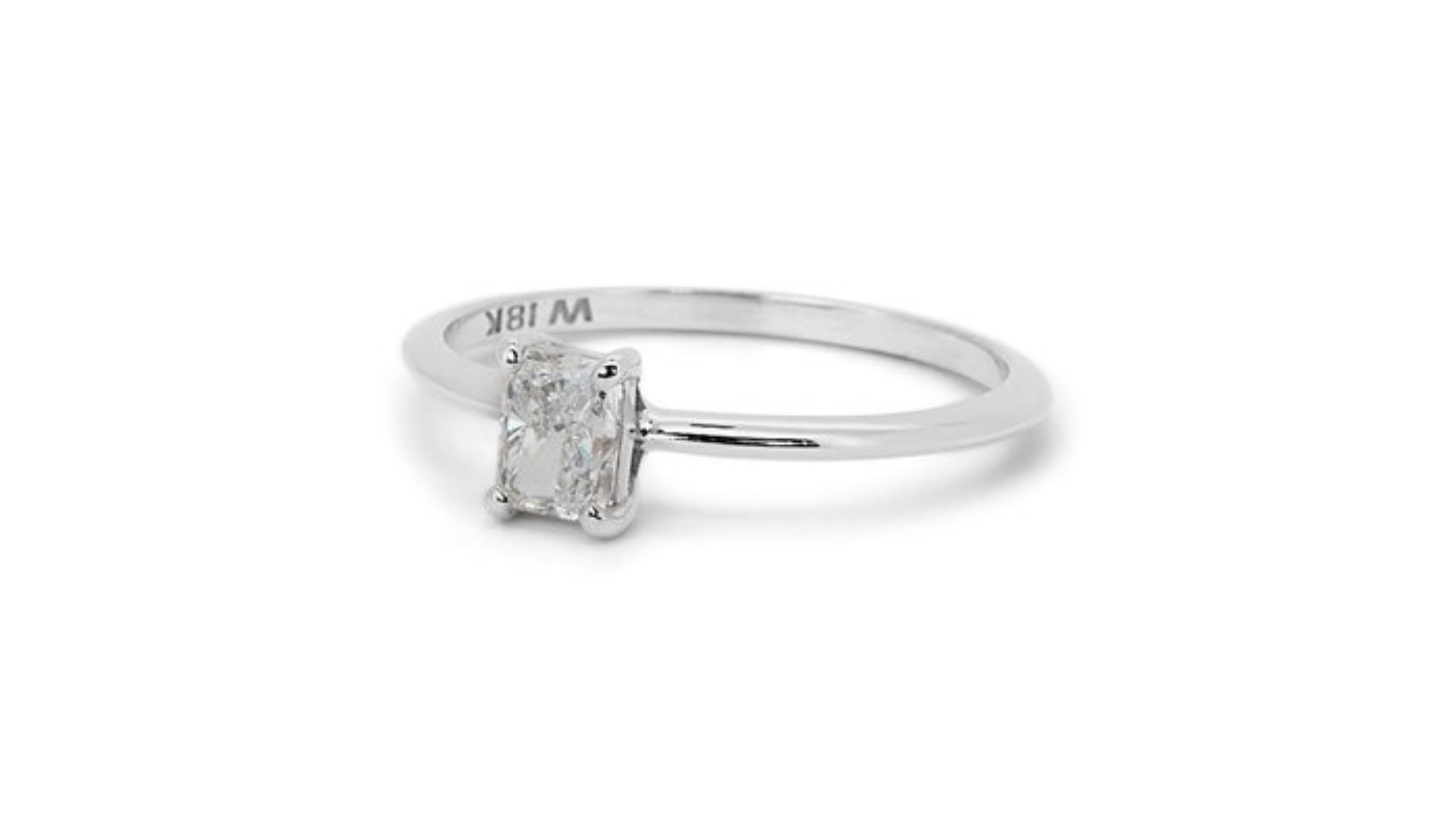 Sparkling solitaire ring with a dazzling 0.80-carat radiant natural diamond In New Condition In רמת גן, IL