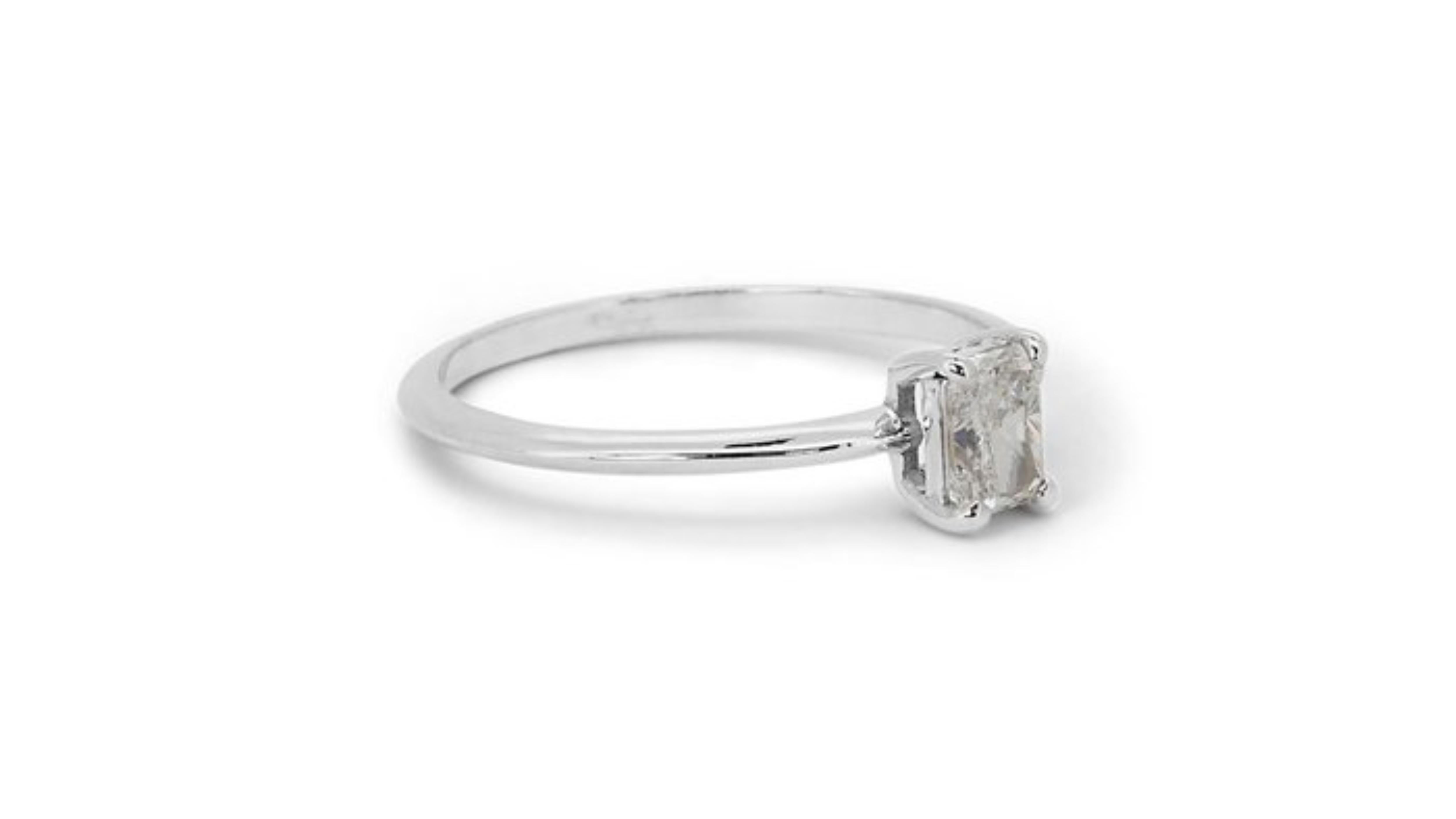 Women's Sparkling solitaire ring with a dazzling 0.80-carat radiant natural diamond