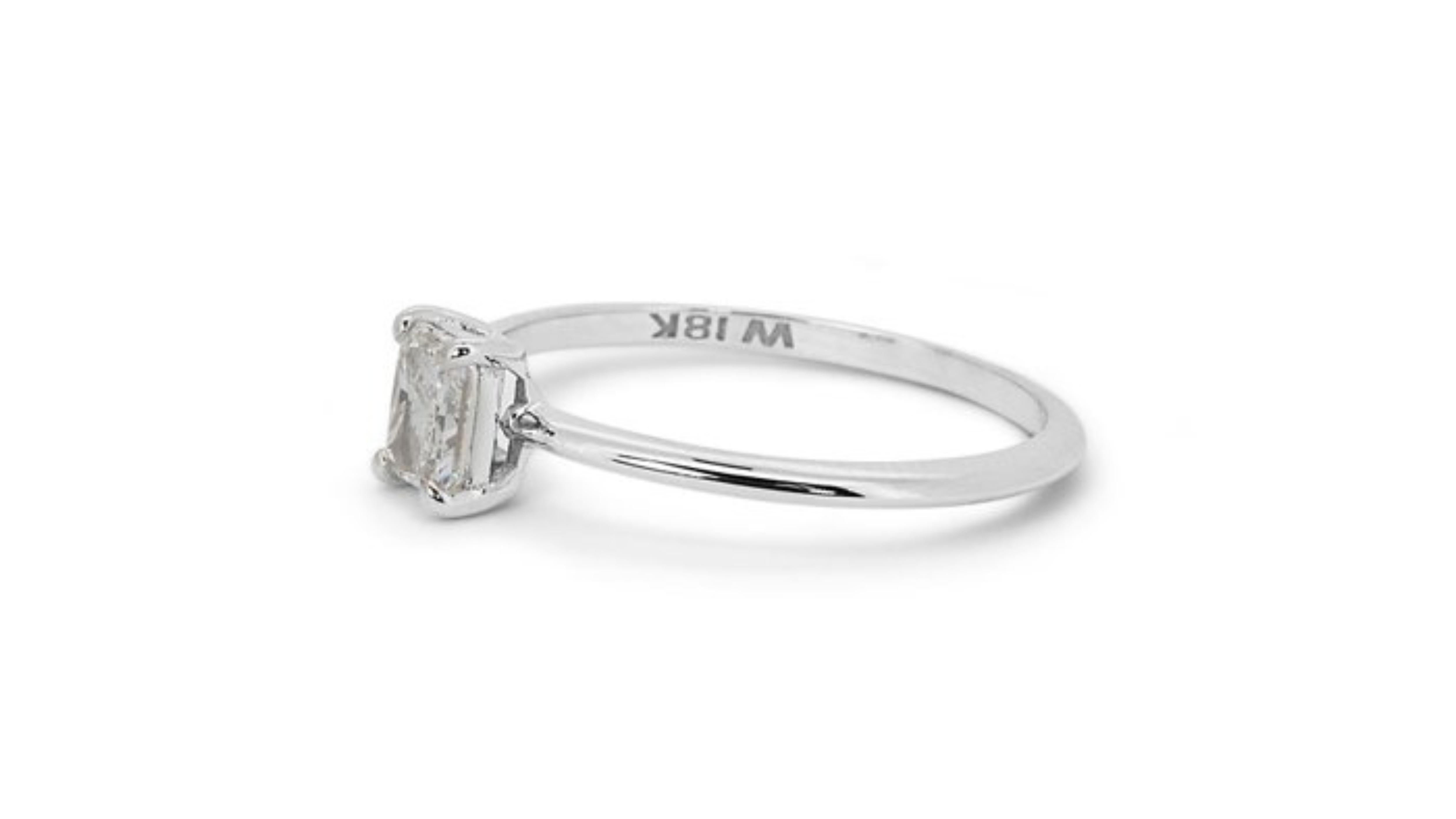 Sparkling solitaire ring with a dazzling 0.80-carat radiant natural diamond 3