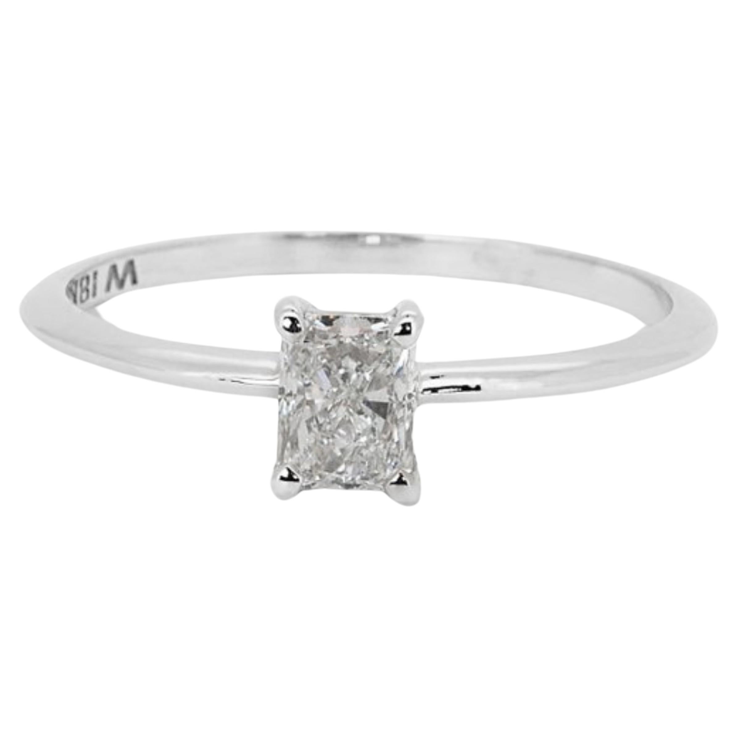 Sparkling solitaire ring with a dazzling 0.80-carat radiant natural diamond