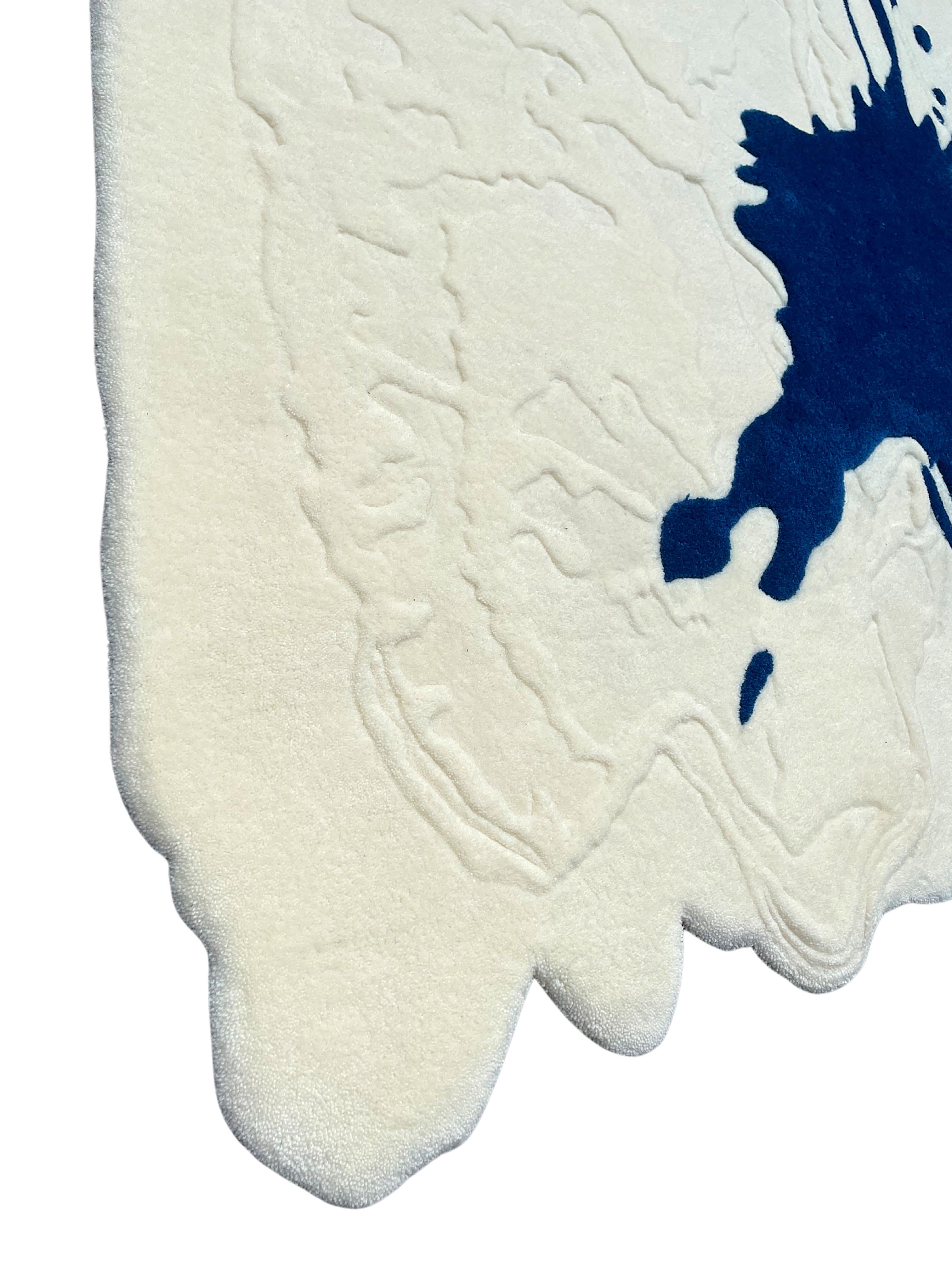 funkelnde Sonate

Stellen Sie sich ein glitzerndes Winterwunderland in Lappland vor. Stellen Sie sich nun vor, Yves Klein würde einen Eimer Klein Blue darauf gießen. Dieser minimalistische Teppich ist ein perfektes Beispiel für 