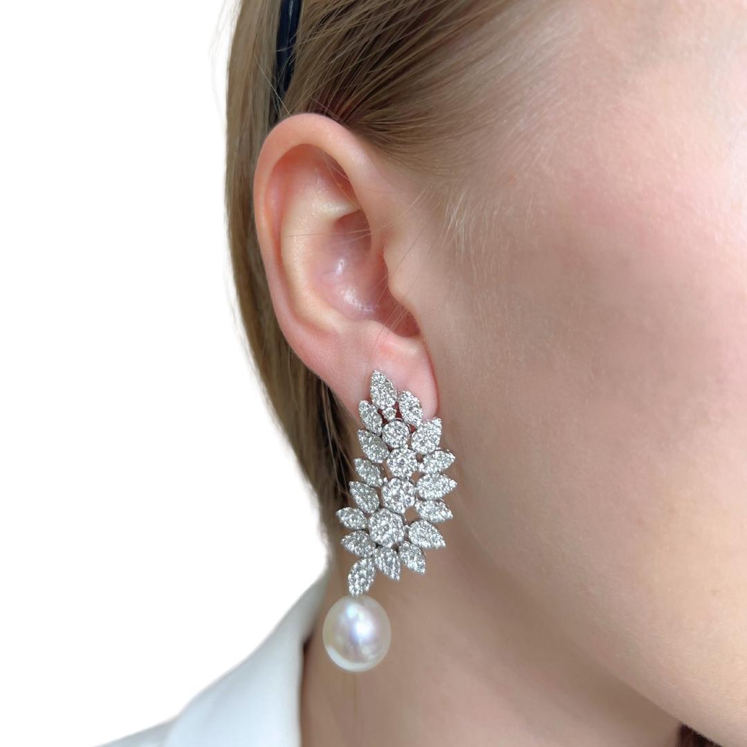 Sparkling South Sea Cultured Pearls and Diamonds Earrings in 18k White Gold - GCI Certified

Elevate your elegance with these luxurious 18k white gold earrings, featuring two exquisite South Sea cultured pearls with a graceful round shape and a rare