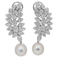 Boucles d'oreilles en or blanc 18 carats, perles de culture des mers du Sud scintillantes et diamants