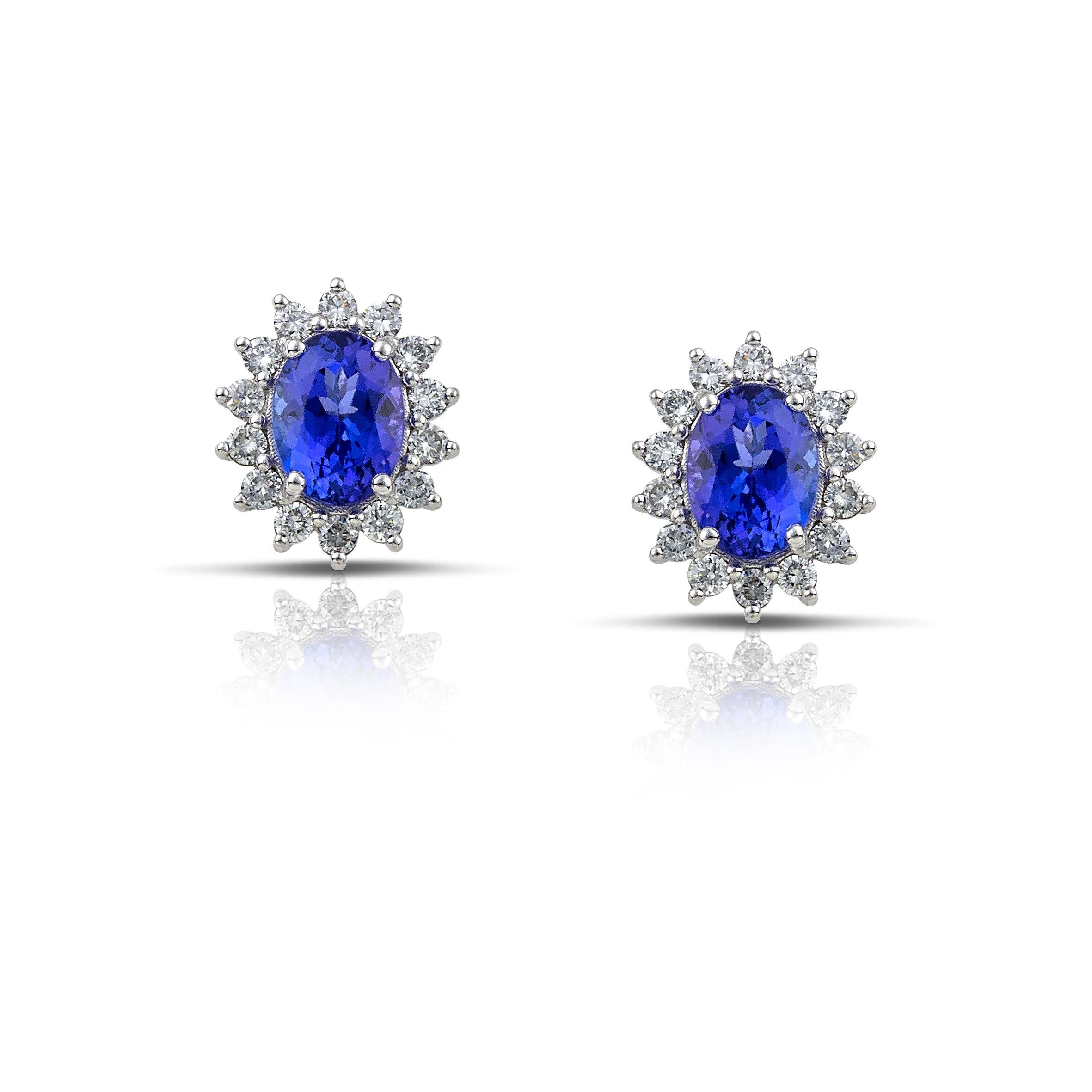 Bellissimi orecchini a perno, con tanzanite di forma ovale e diamanti bianchi taglio brillante, realizzati a mano in oro bianco 18Kt. La grande e rara pietra centrale, una splendida tanzanite dal colore blu intenso, darà un tocco di stile al tuo